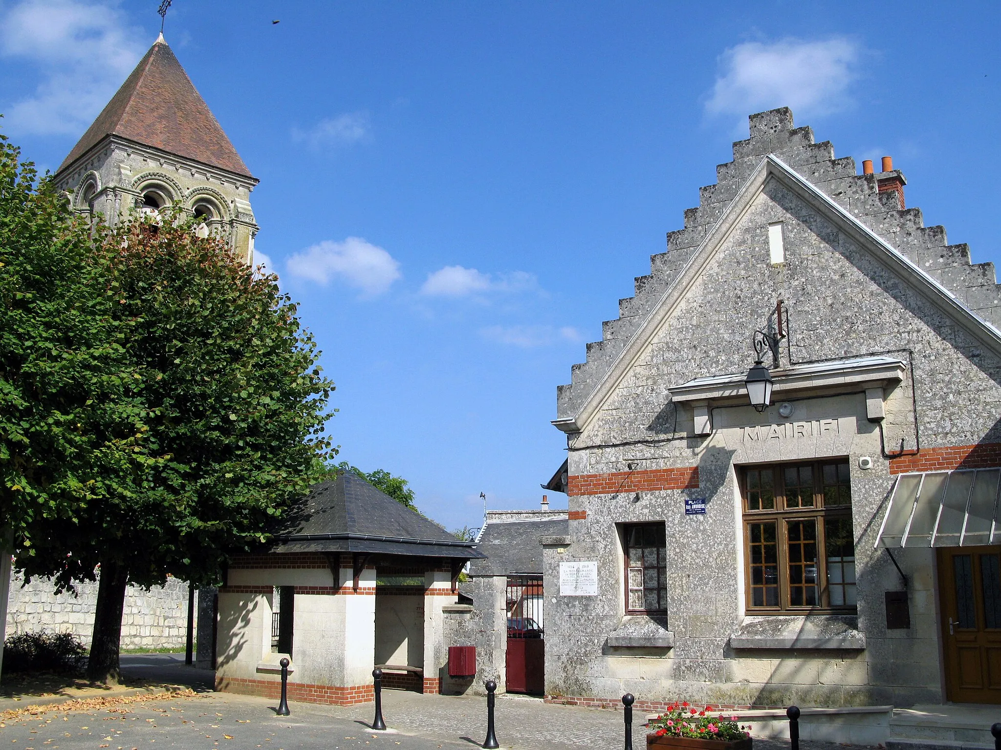 Photo showing: Berzy-le-Sec (Aisne, France) -
La mairie et le clocher de l'église..
.