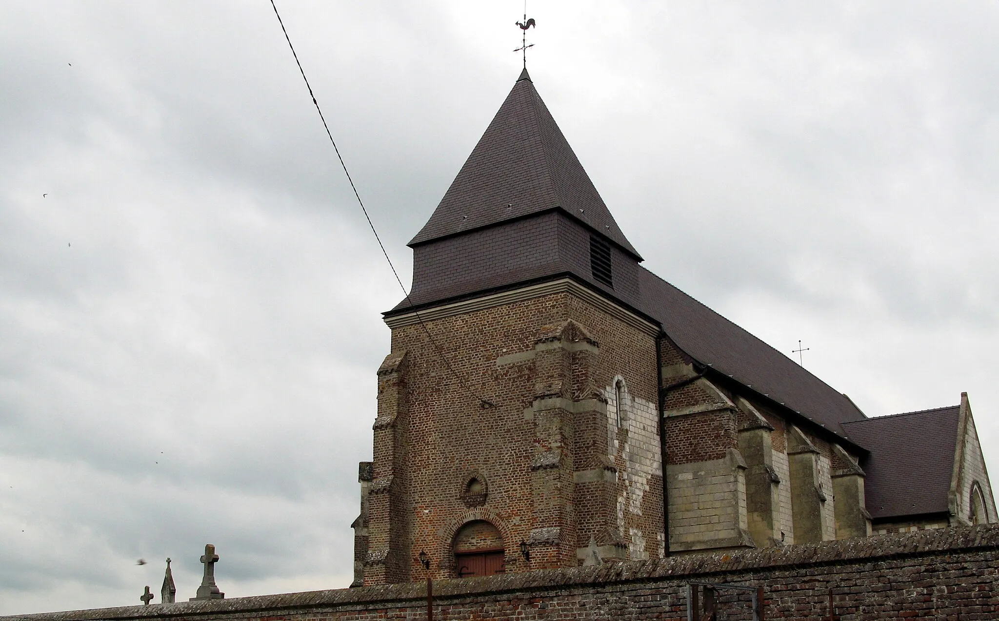 Photo showing: Brissay-Choigny (Aisne, France) -
L'église se dresse au milieu du cimetière, qui est entouré d'un mur de briques..
.