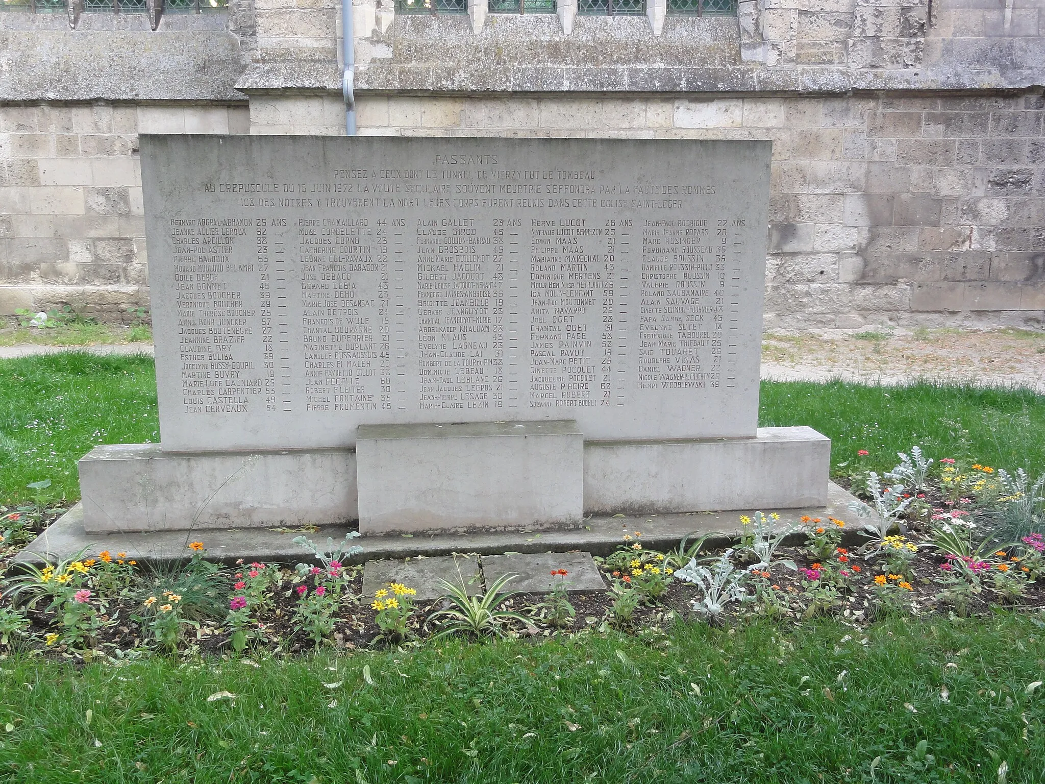Photo showing: Soissons, mémorial de l'accident du tunnel de Vierzy. Monument en souvenir des victimes de l'effondrement du tunnel survenu le 16 juin 1972. Ce monument se trouve à côté de l'église Saint-Léger de Soissons.