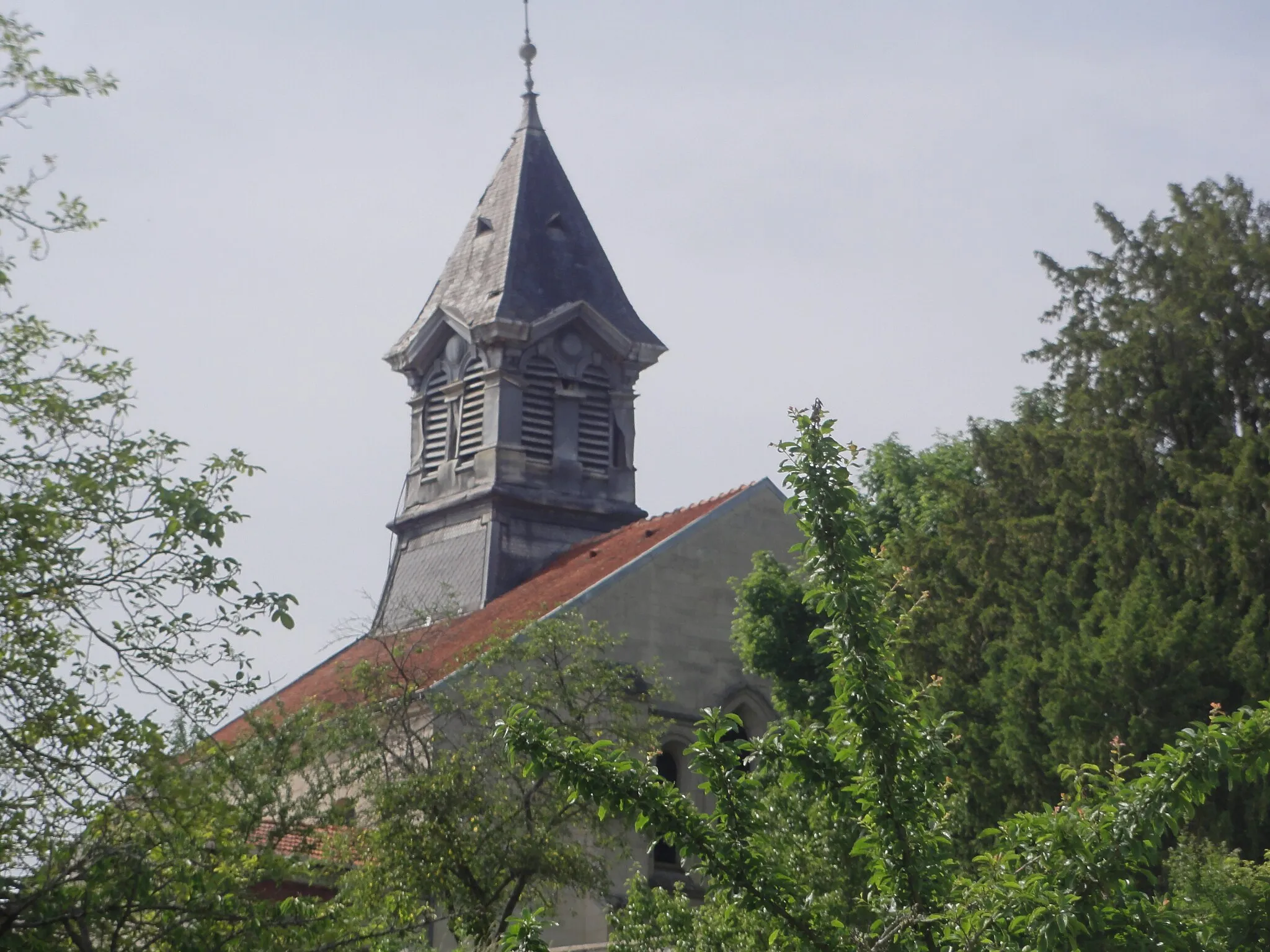 Photo showing: Celles-sur-Aisne (Aisne) Église, vue de loin
