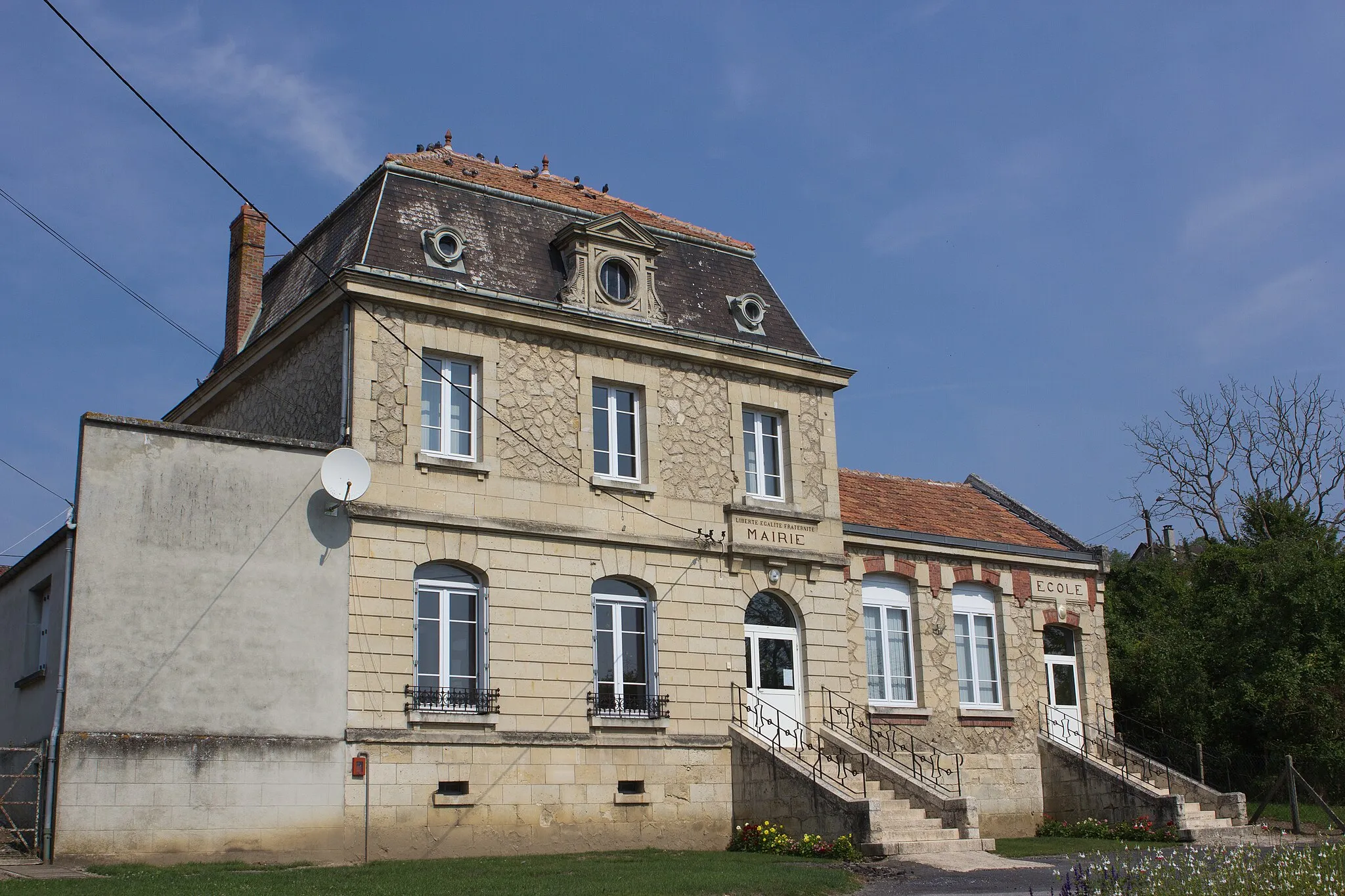 Photo showing: Mairie et école de Chamouille, Chamouille, Aisne, France