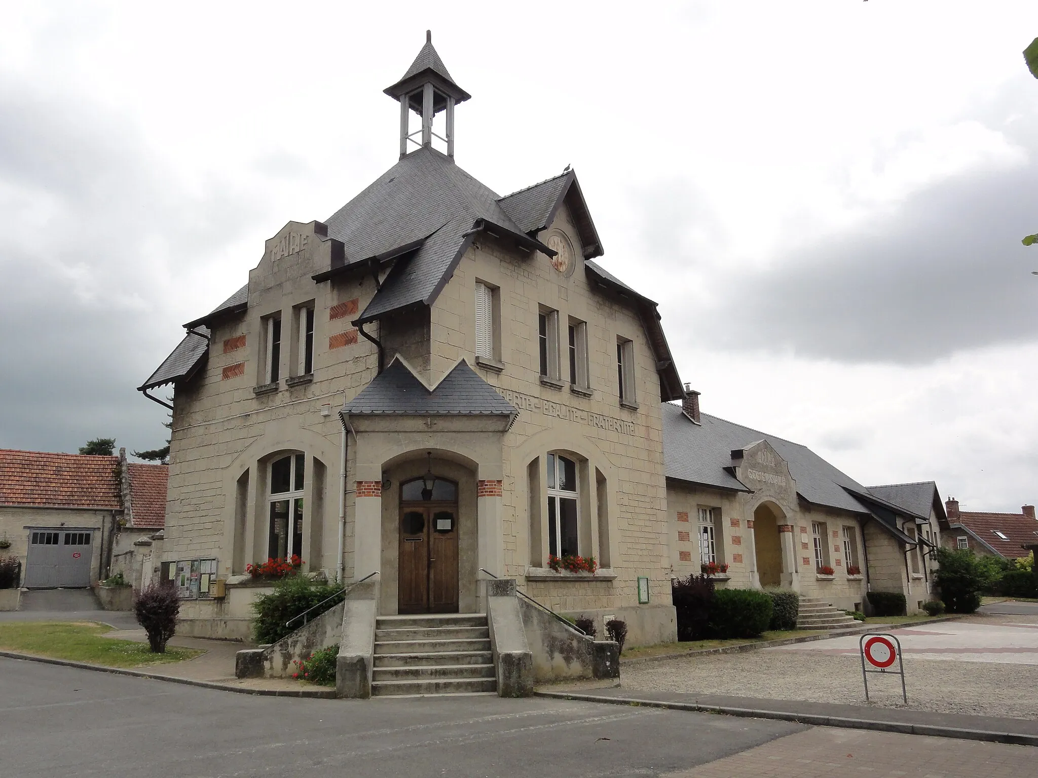 Photo showing: Chassemy (Aisne) mairie-école