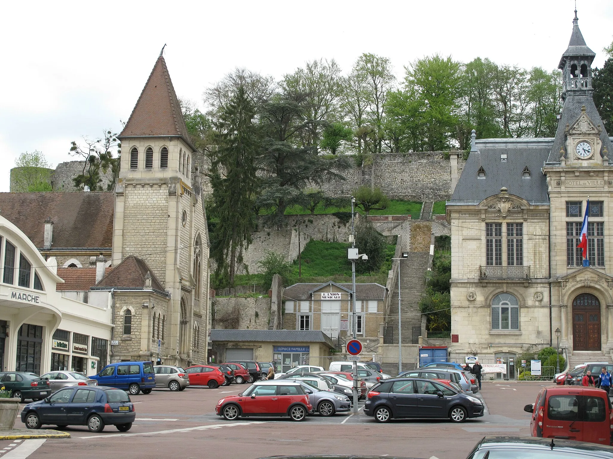 Photo showing: The castle of Château-Thierry (Aisne, France) seen from the town house square.