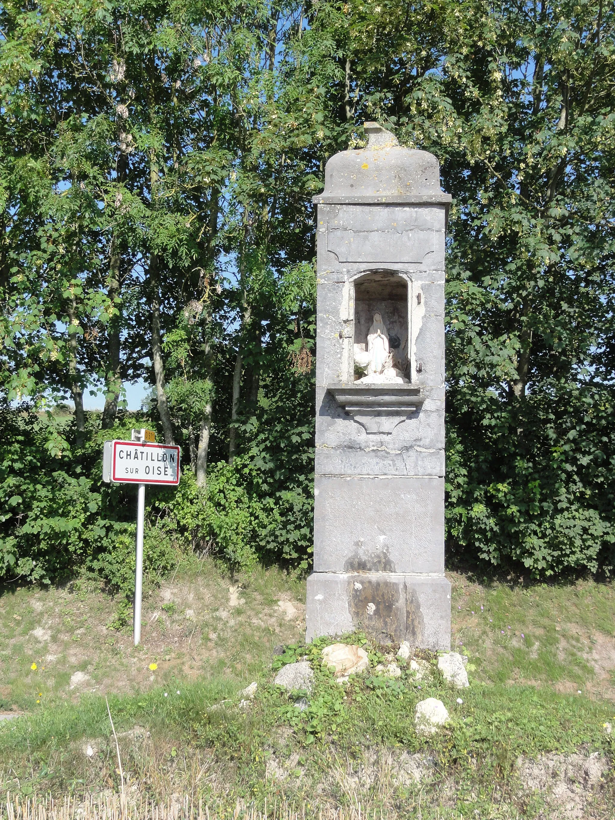 Photo showing: Châtillon-sur-Oise (Aisne) oratory (r) and city limit sign (l)