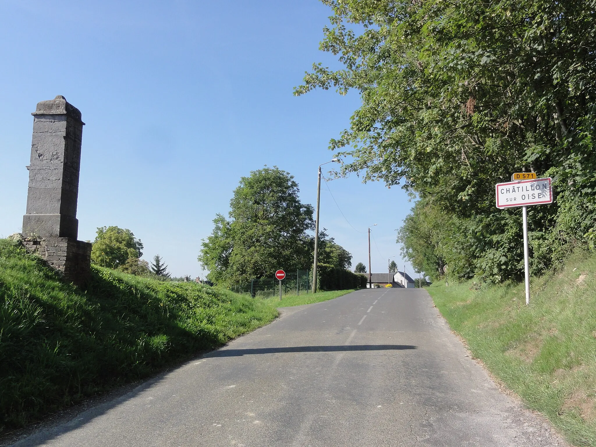 Photo showing: Châtillon-sur-Oise (Aisne) oratory (l) and city limit sign (r)