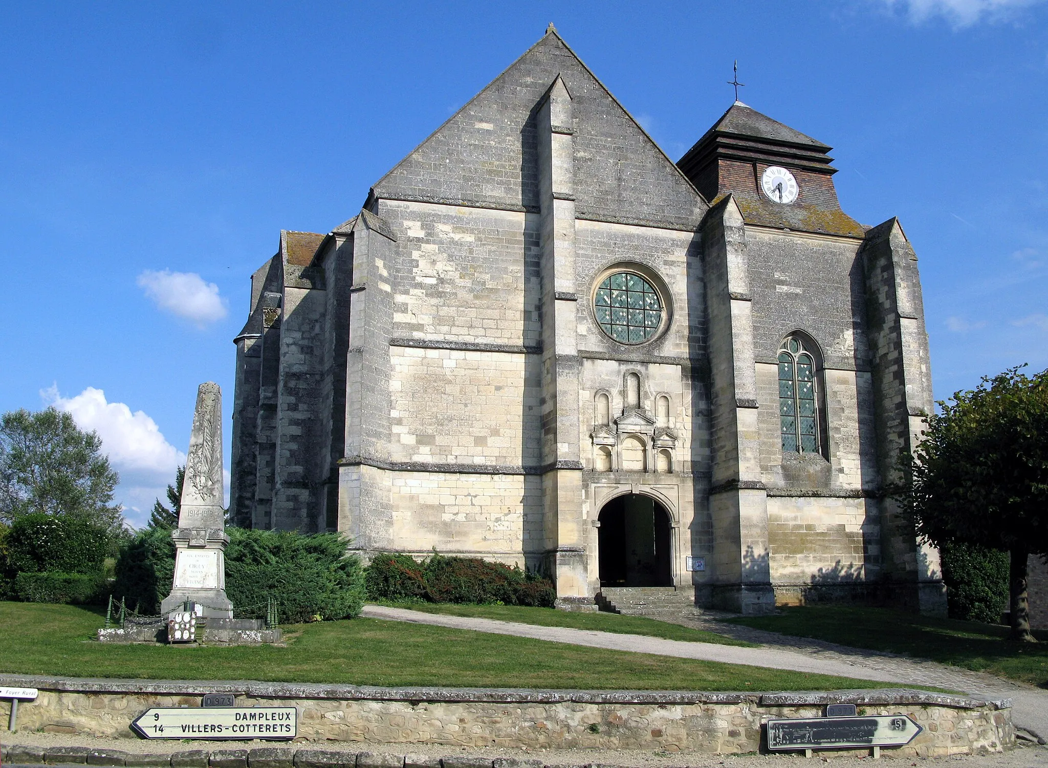 Photo showing: Chouy (Aisne, France) -
L'église et le monument-aux-morts.
La façade de l'église est ornée de 6 niches (aujourd'hui dépourvues de statues) entre le portail et la rosace.
.
