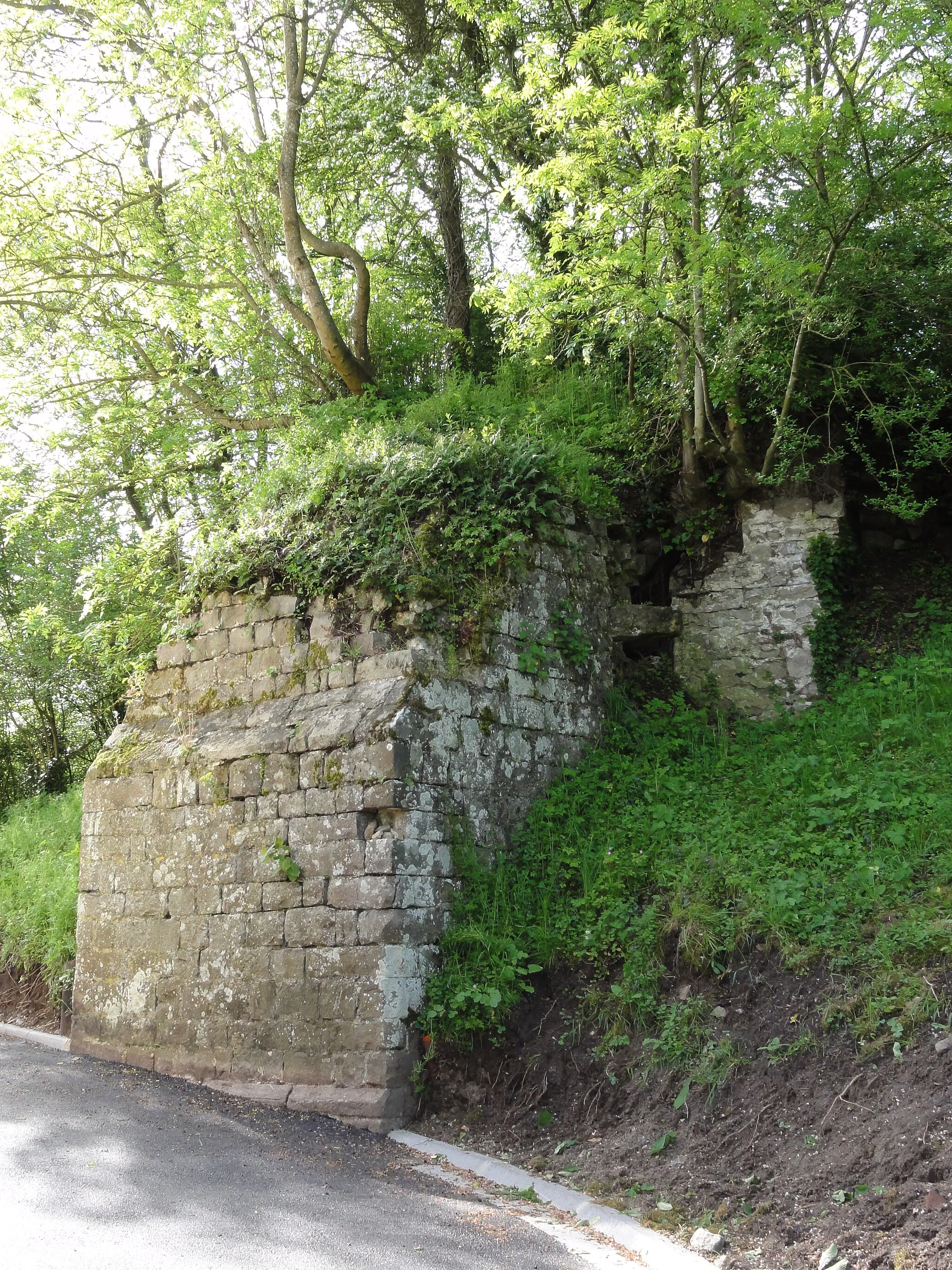 Photo showing: Clacy-et-Thierret (Aisne) motte féodale, l'ancienne tour