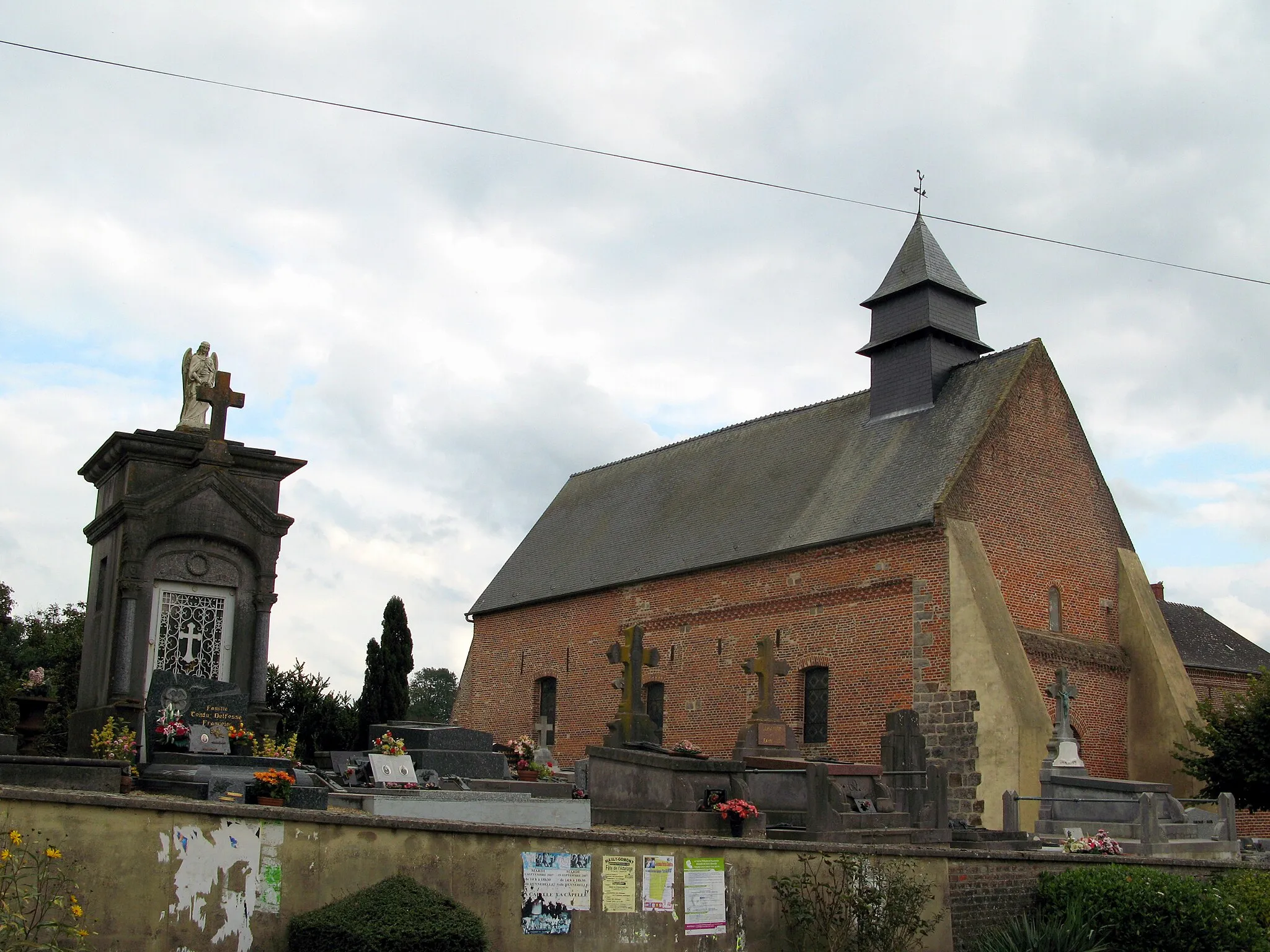 Photo showing: Crupilly (Aisne, France) -

L'église fortifiée (façade nord).