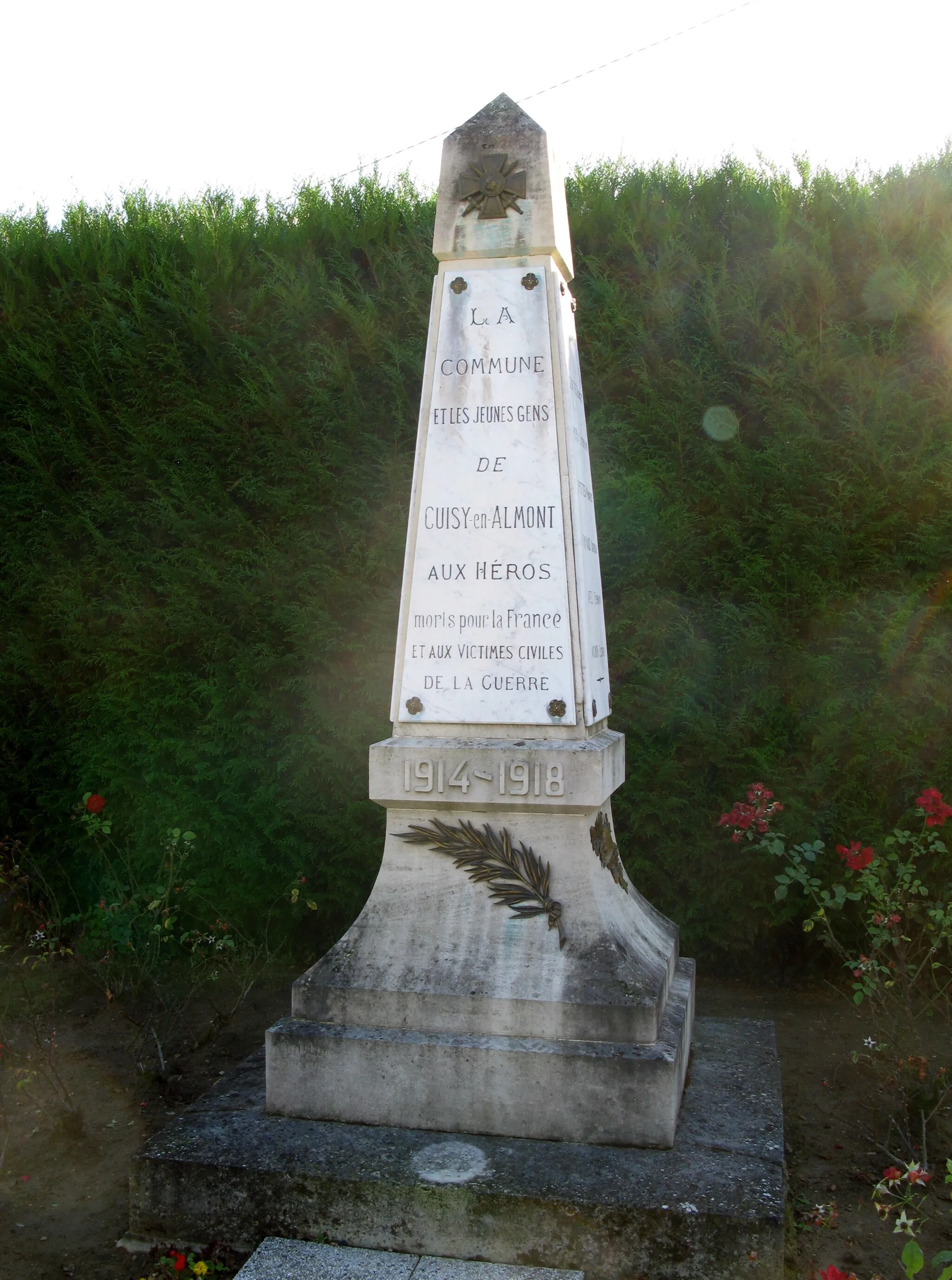 Photo showing: Cuisy-en-Almont (Aisne, France) -
Le monument-aux-morts..

(Désolé ! ... problèmes de reflets parasites dus au soleil de face !).