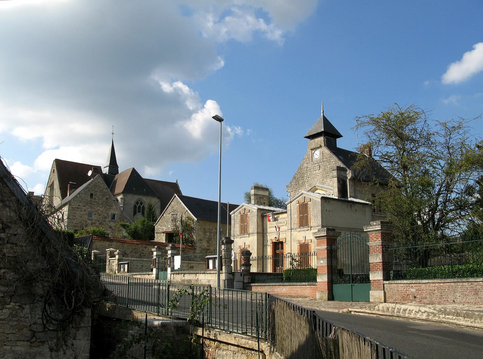 Photo showing: Dampleux (Aisne, France) -
La mairie et, au fond à gauche, l'église..
.