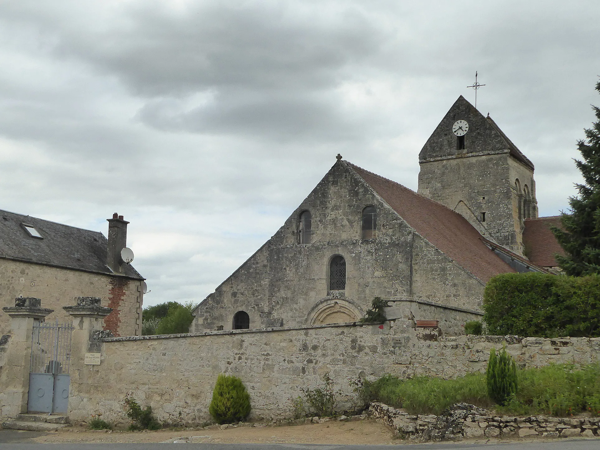 Photo showing: clcoher en batière église massive avec des détails de décor soignés (voussures, bandeau autour du clocher)