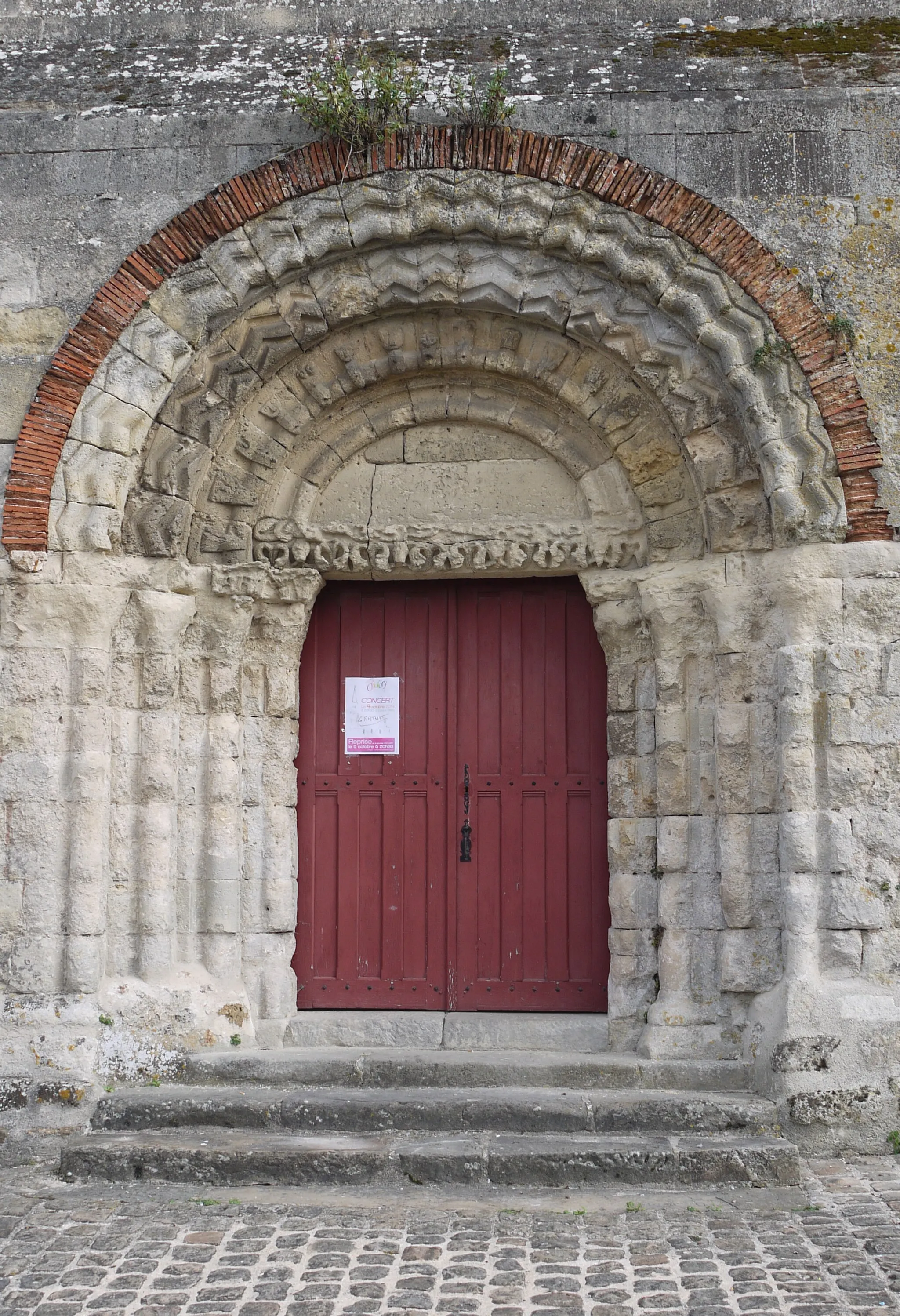 Photo showing: Porche de l'église Saint-Médard d'Epaux-Bézu