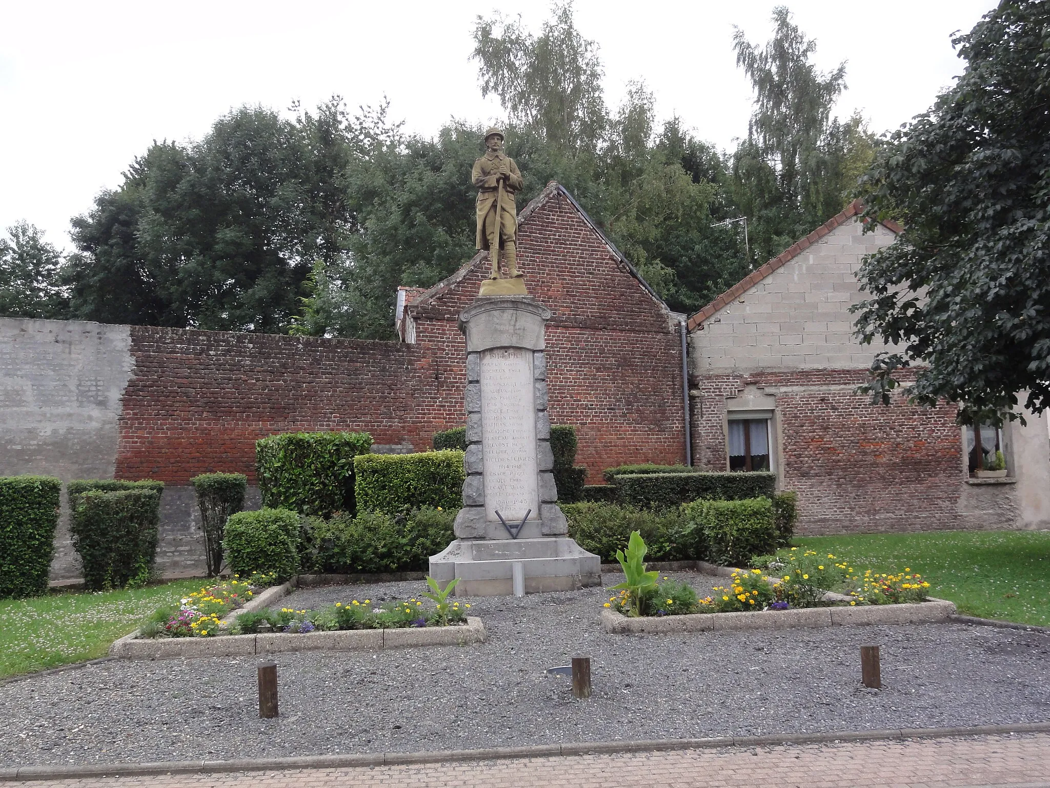 Photo showing: Essigny-le-Petit (Aisne) monument aux morts