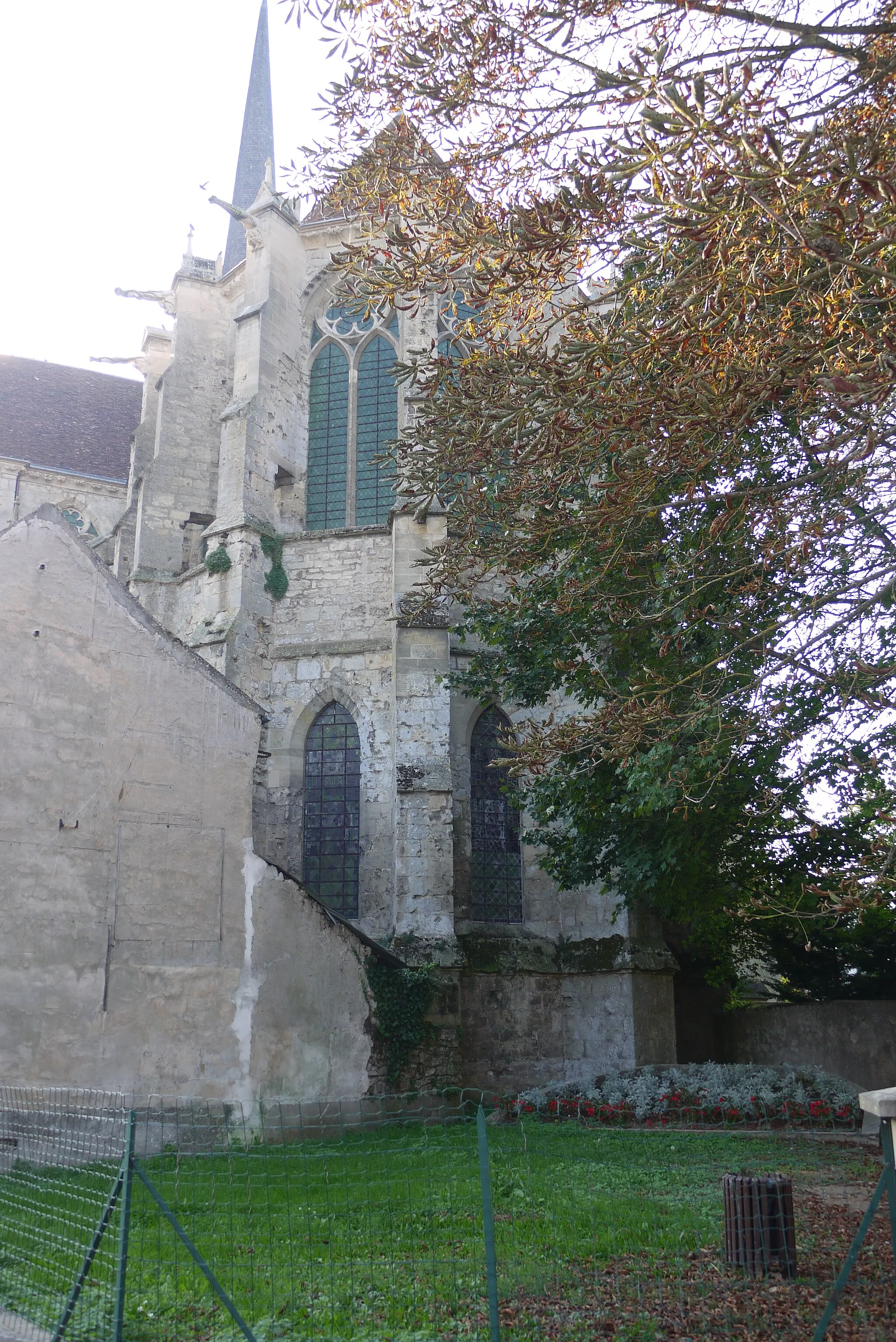 Photo showing: Terrain entre l'église d'Essômes-sur-Marne et la route de Château-Thierry.