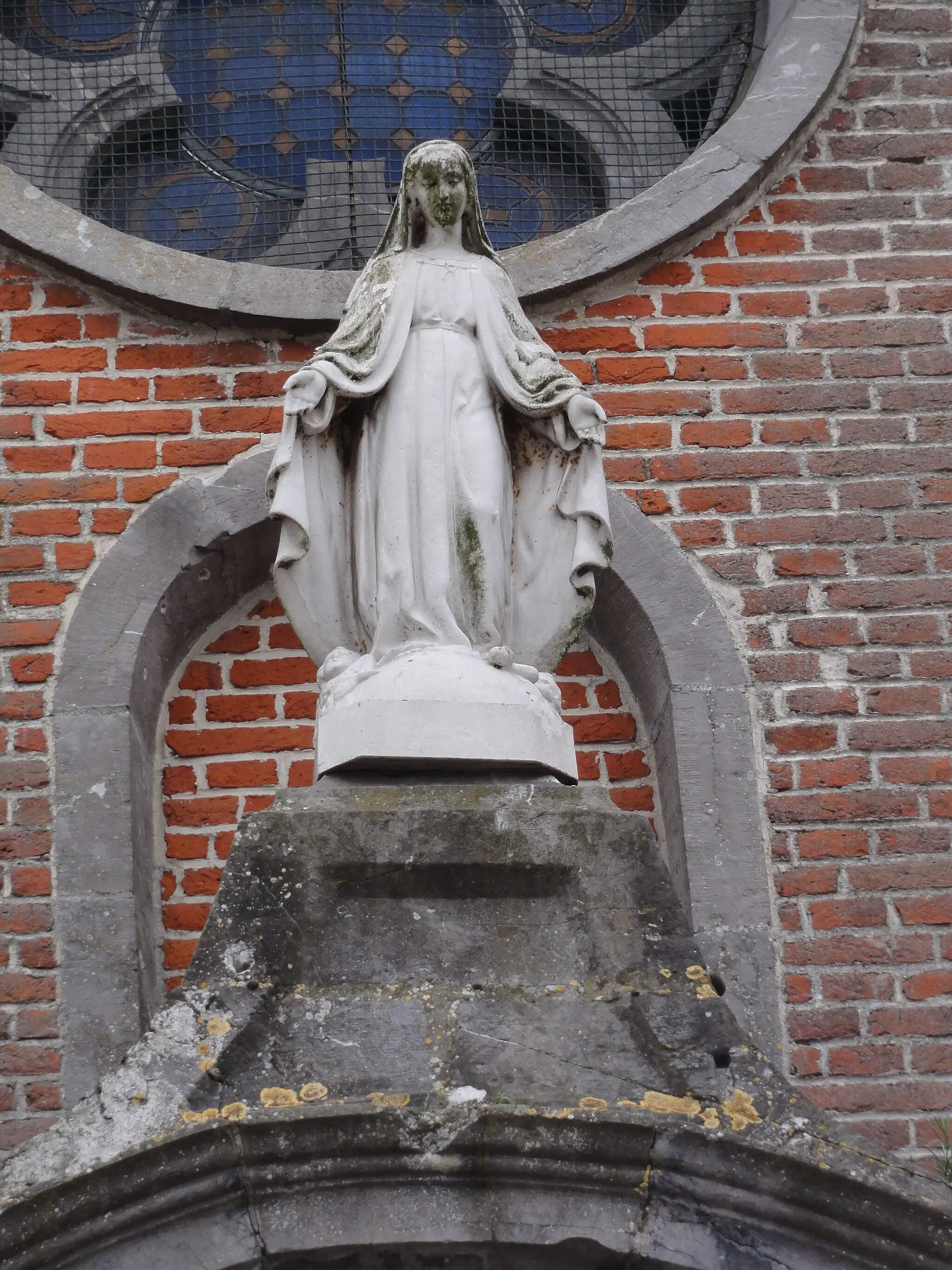 Photo showing: Étréaupont (Aisne) Église Saint-Martin, statue sur la façade c