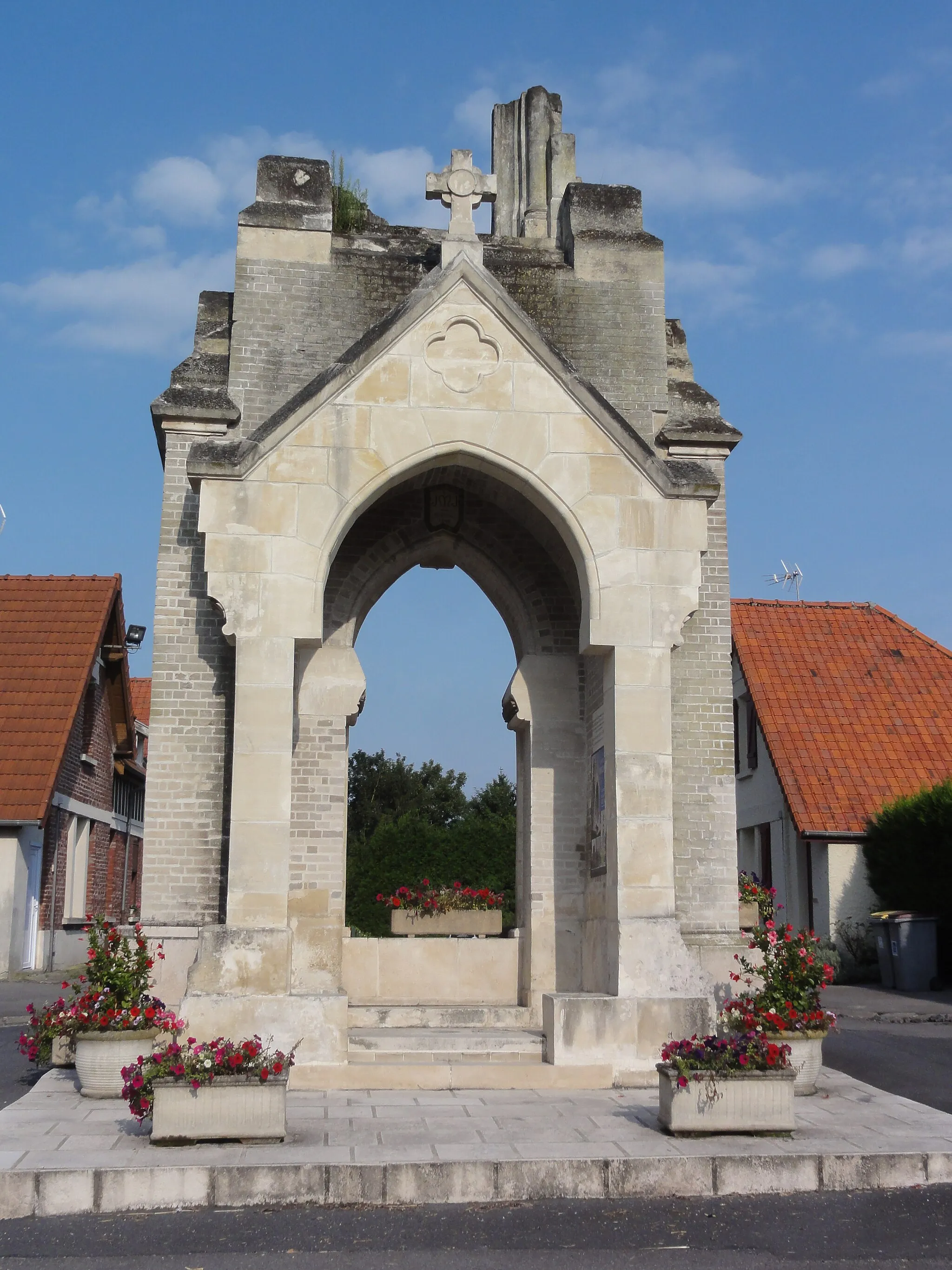 Photo showing: Fayet (Aisne) mémorial 14-18 portail chapelle St.Clément
