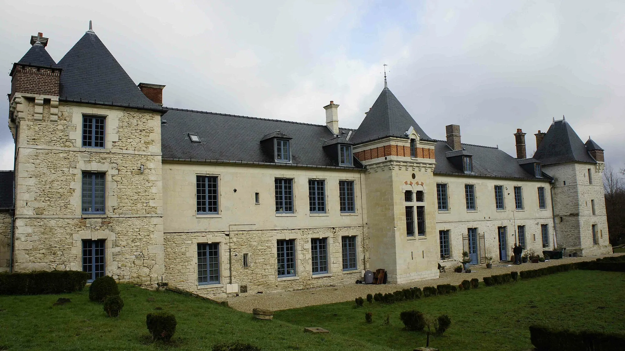 Photo showing: vue du Château de Festieux avec jardin à la française, c'est le côté donnant vers la forest .