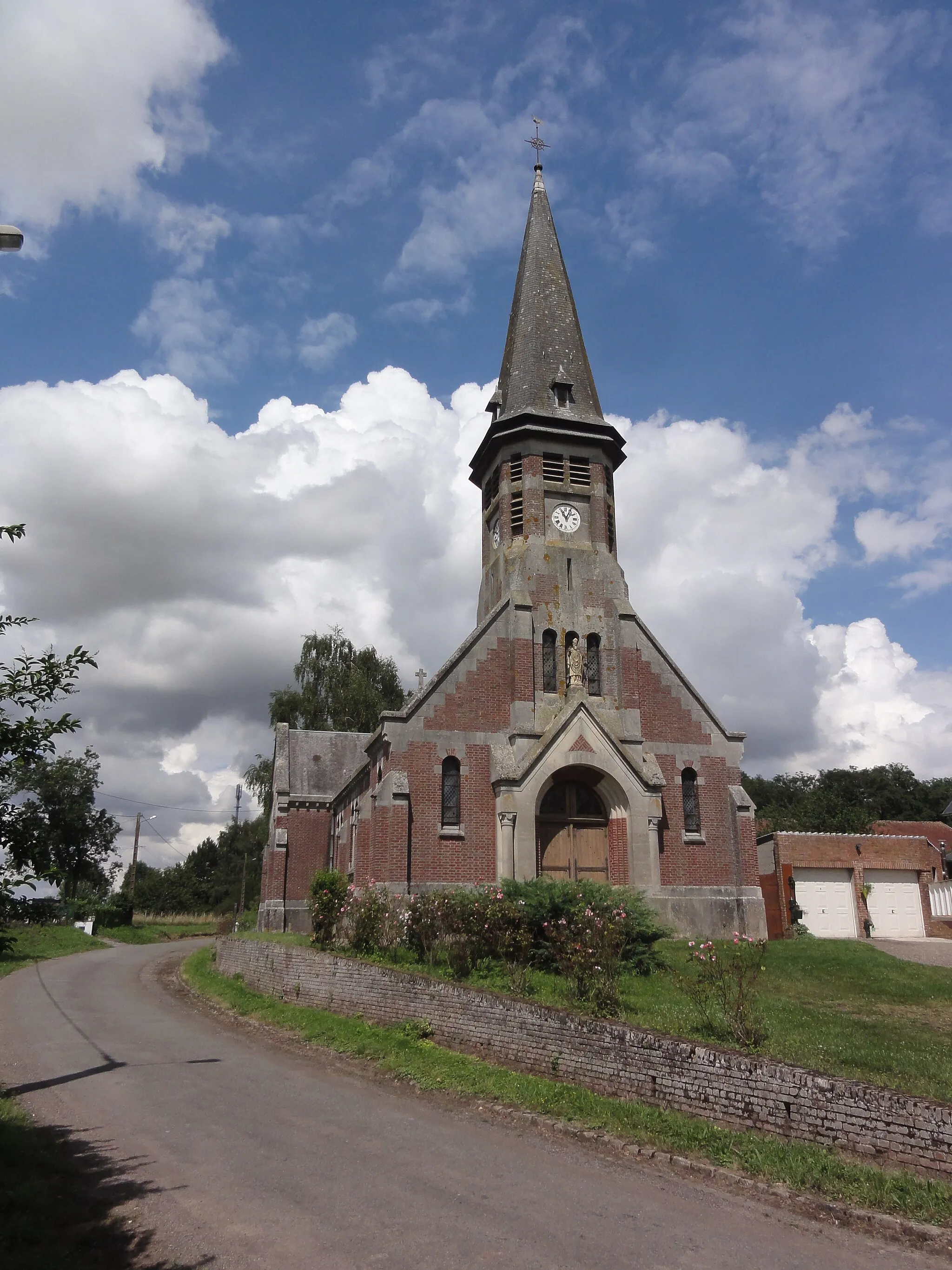 Photo showing: Fluquières (Aisne) église Saint-Médard