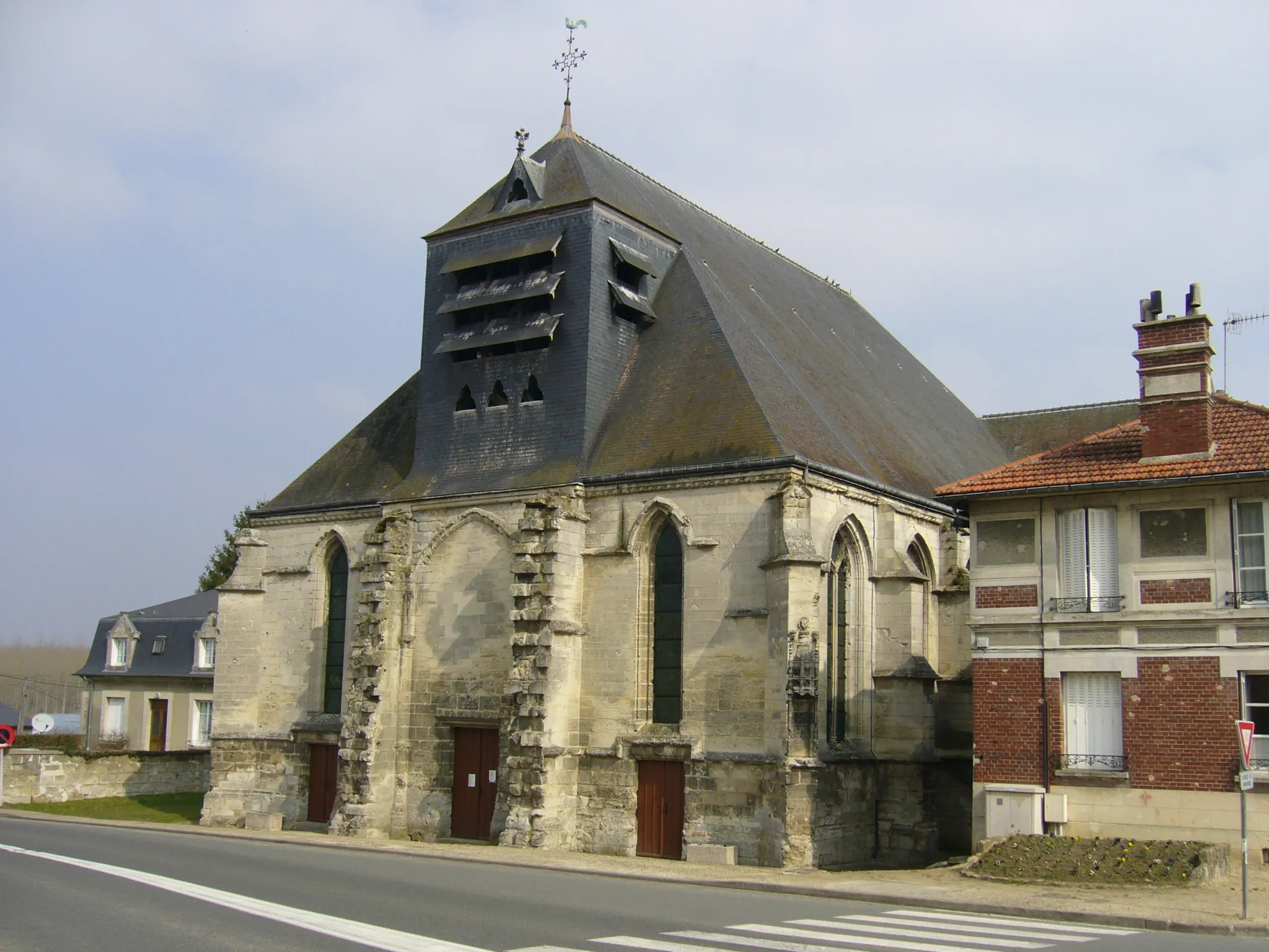 Photo showing: Guny's 16th century church.