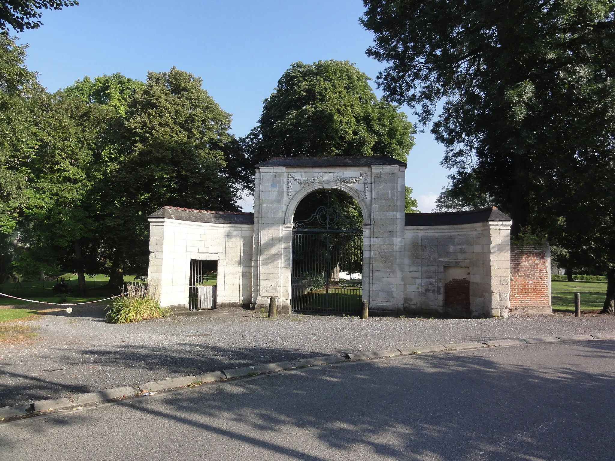 Photo showing: Homblières (Aisne) porche du parc de l'Abbaye Sainte Hunegonde