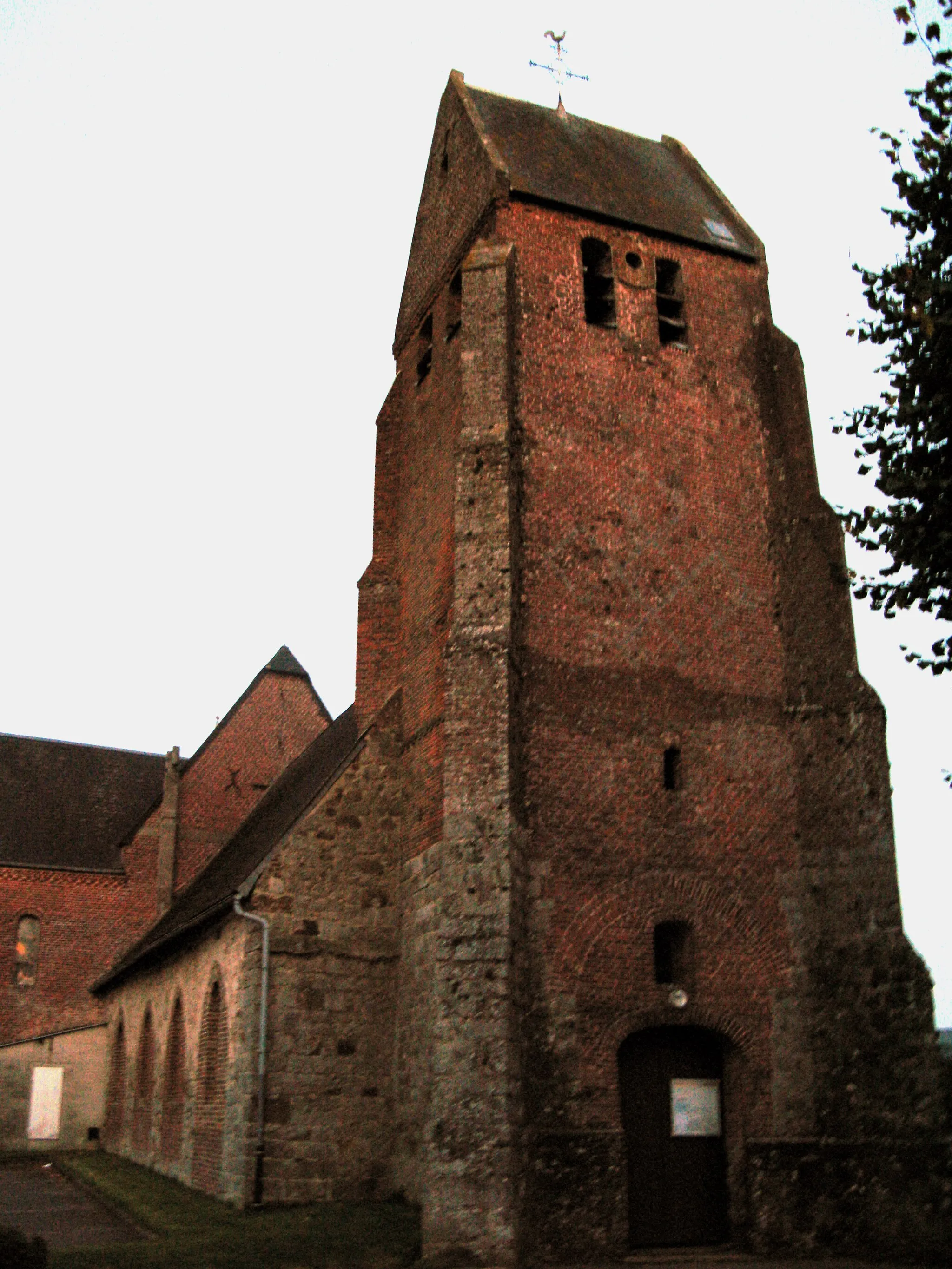 Photo showing: Laigny (Aisne, France) -

L'église fortifiée (façade ouest du clocher, vue de nuit).