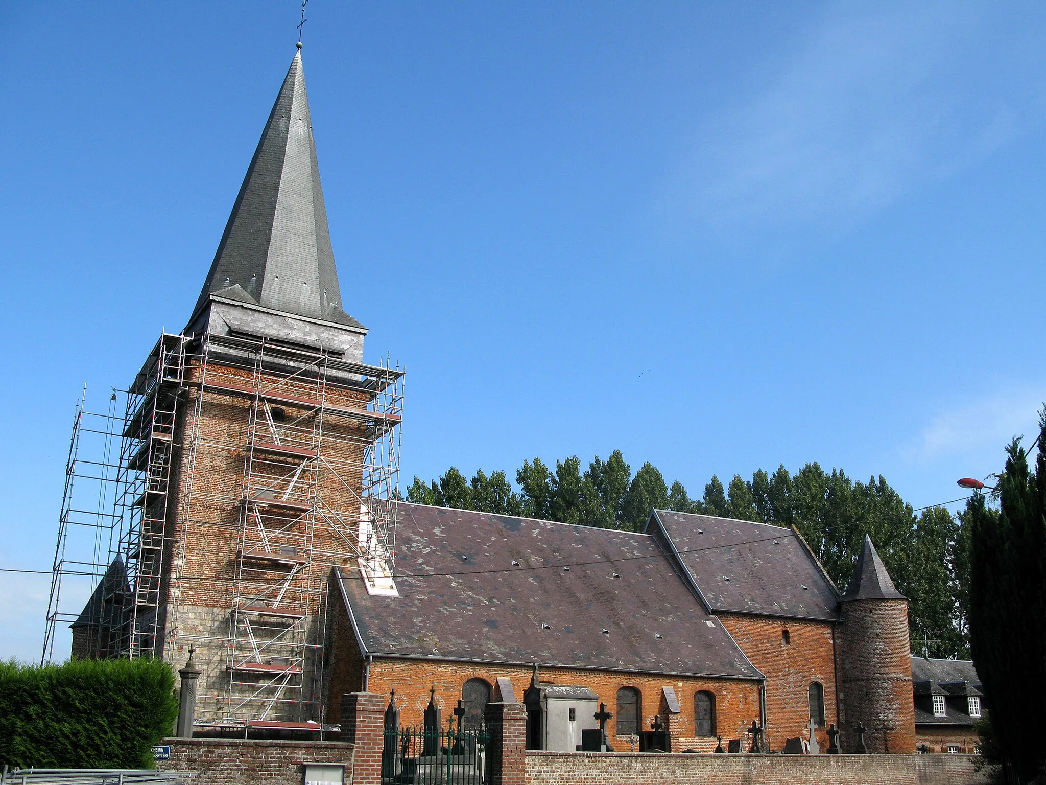 Photo showing: Lavaqueresse (Aisne, France) -
L'église fortifiée, dont le clocher est en cours de restauration en septembre 2007 (photo prise lors des «Journées européennes du patrimoine»).

Les échafaudages entourant le clocher, les matériaux déposés devant et à l'intérieur du cimetière ont rendu impossibles certaines photos ou des angles de vue particuliers.