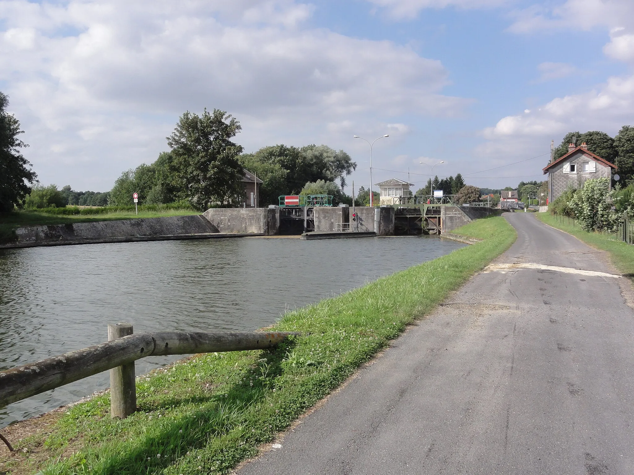 Photo showing: Lesdins (Aisne) (01) Canal de Saint-Quentin écluse nr 18 et chemin de halage