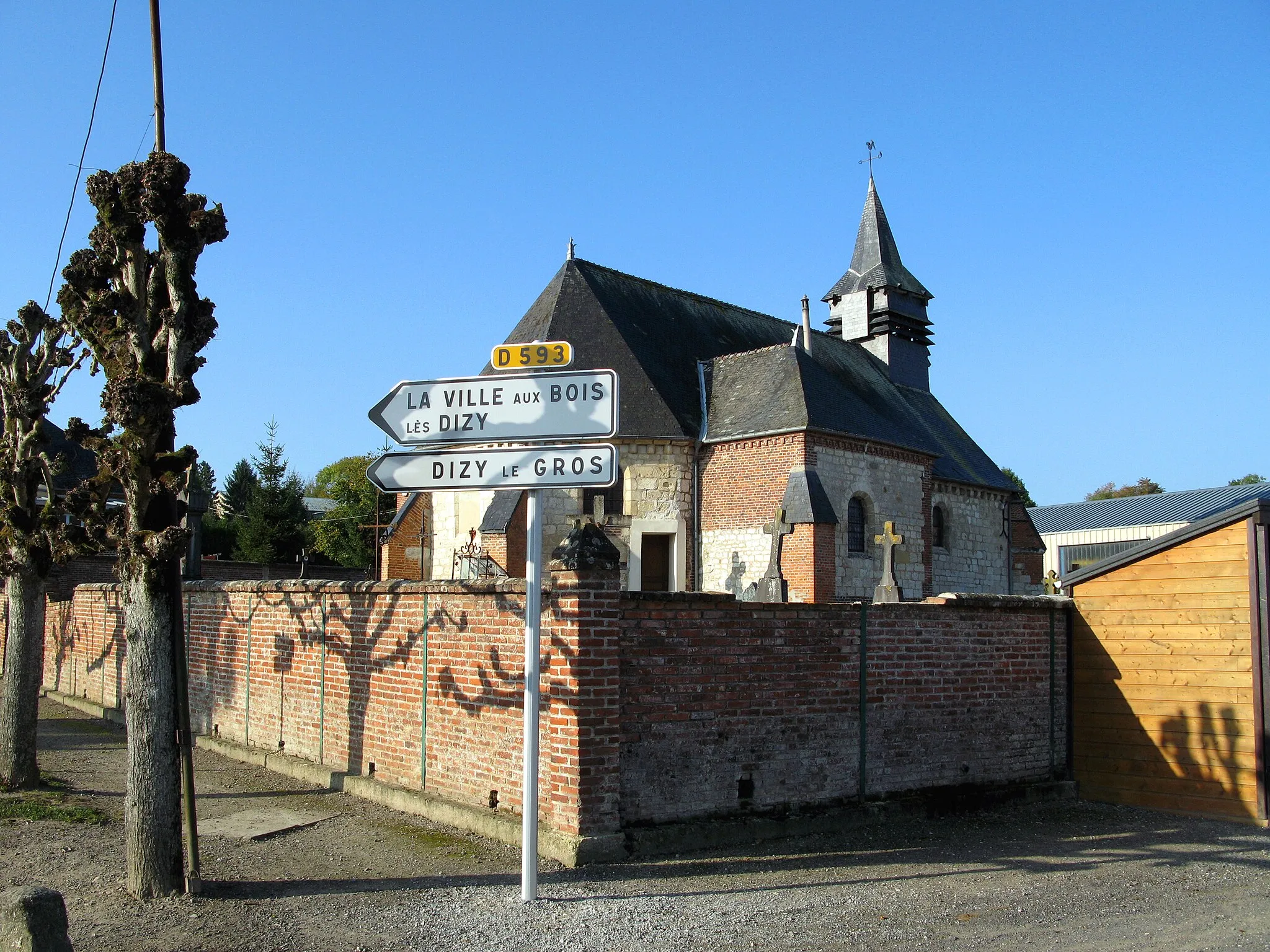 Photo showing: Lislet (Aisne, France) -
L'église.

Si les panneaux routiers sont dans le "champ visuel" et peuvent gêner la vue du chevet de l'édifice, c'est voulu : cette photo a été prise non dans un but "architectural", mais dans celui de localiser géographiquement le village et l'église. Il en est de même pour les arbres à gauche. Je voulais montrer que l'église et son cimetière sont à l'angle de 2 rues, et clos par un long mur de brique.