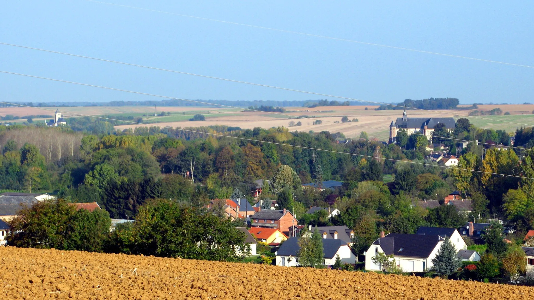 Photo showing: Chaourse et Montcornet (Aisne, France) -
Les 2 églises fortifiées, la vallée de la Serre.
Vue depuis les "hauteurs" de Lislet (village immédiatement au Sud-Est de Montcornet).

Camera location 49° 41′ 03.65″ N, 4° 01′ 07.86″ E View this and other nearby images on: OpenStreetMap 49.684346;    4.018850