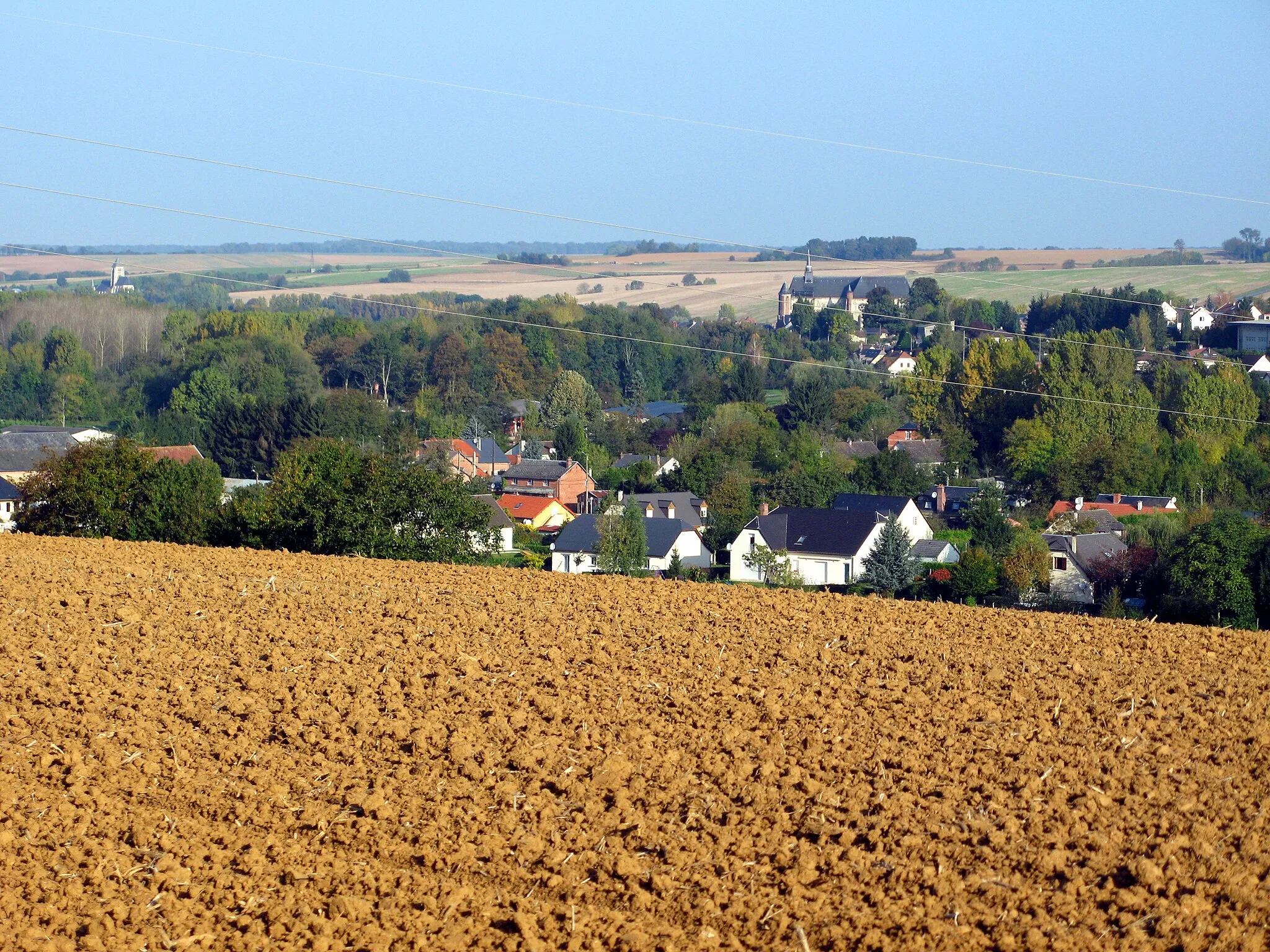 Photo showing: Chaourse et Montcornet (Aisne, France) -
Les 2 églises fortifiées dans la vallée de la Serre.
Vue prise du Sud, depuis la (petite) route reliant la D 966 à Lislet (village au Sud-Est de Montcornet qui en est séparé par la rivière "Hurtaut", affluent de la Serre).

Camera location 49° 41′ 03.65″ N, 4° 01′ 07.86″ E View this and other nearby images on: OpenStreetMap 49.684346;    4.018850