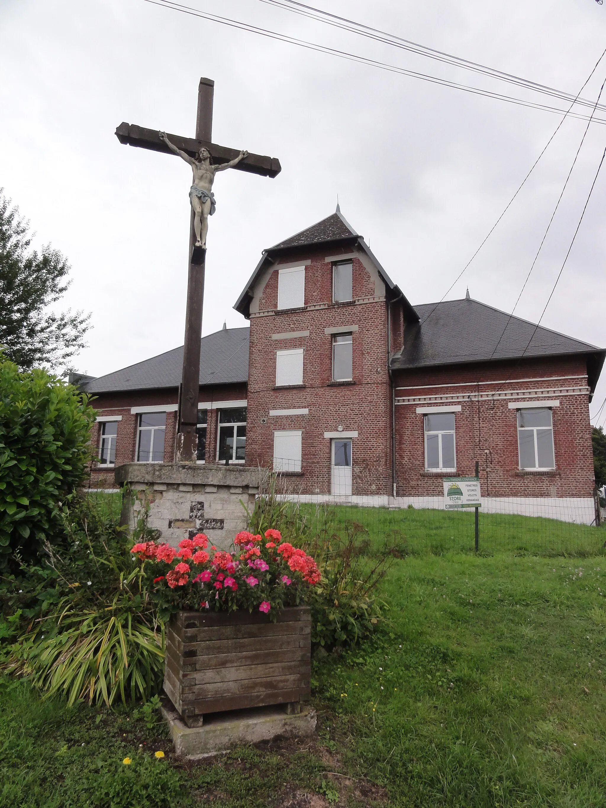 Photo showing: Ly-Fontaine (Aisne) croix de chemin et mairie