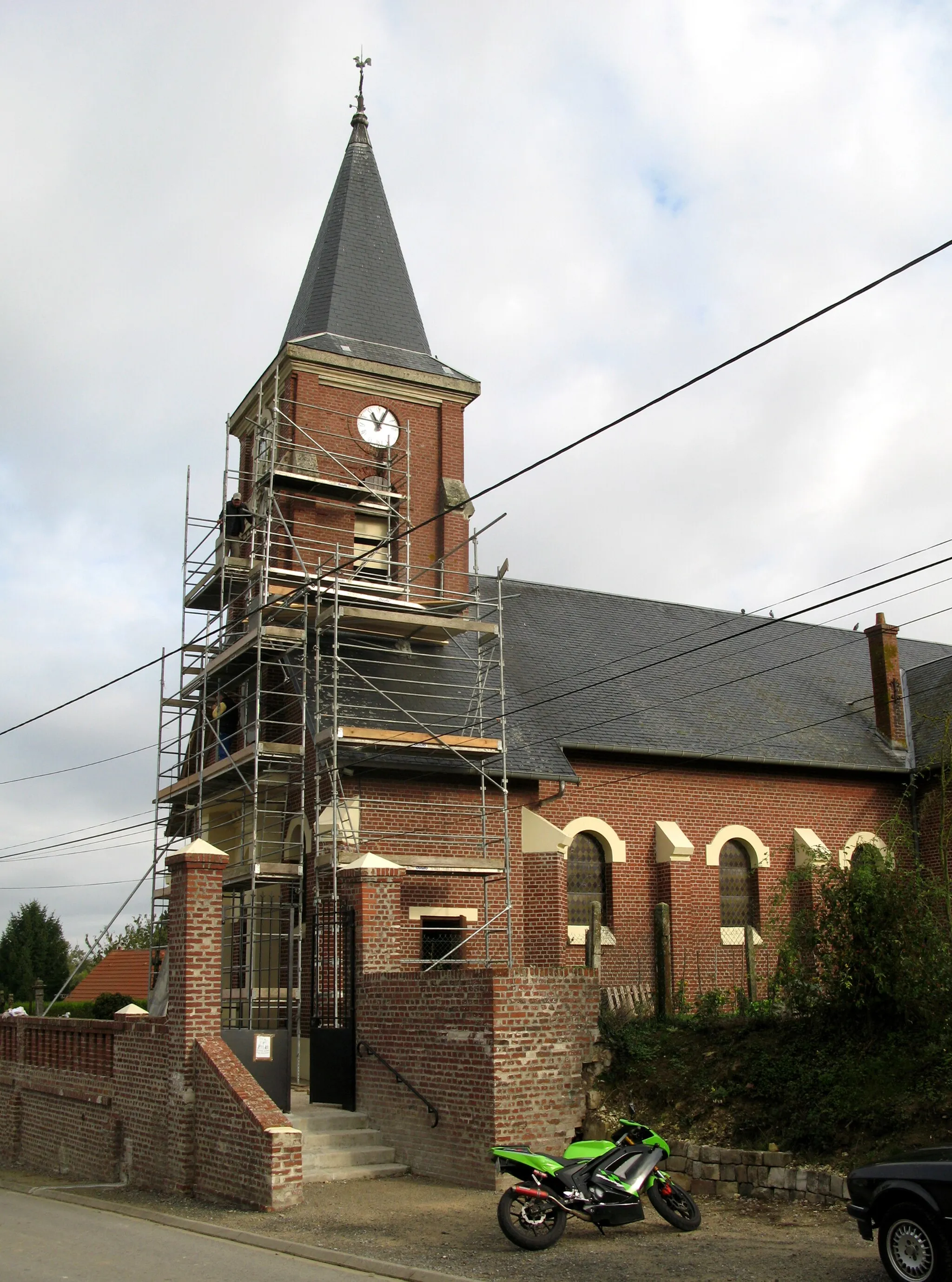 Photo showing: Maissemy (Aisne, France) -
L'église est en travaux à l'automne 2009..
.