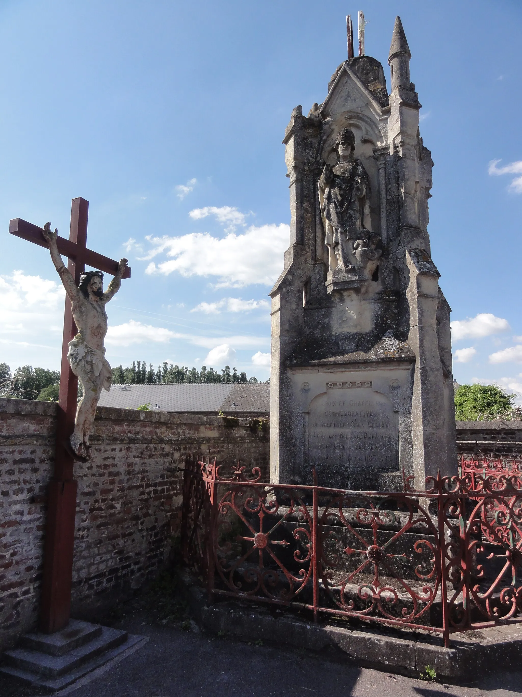 Photo showing: Marle-sur-Serre (Aisne) memorial ancienne église St.Nicolas, croix et oratoire