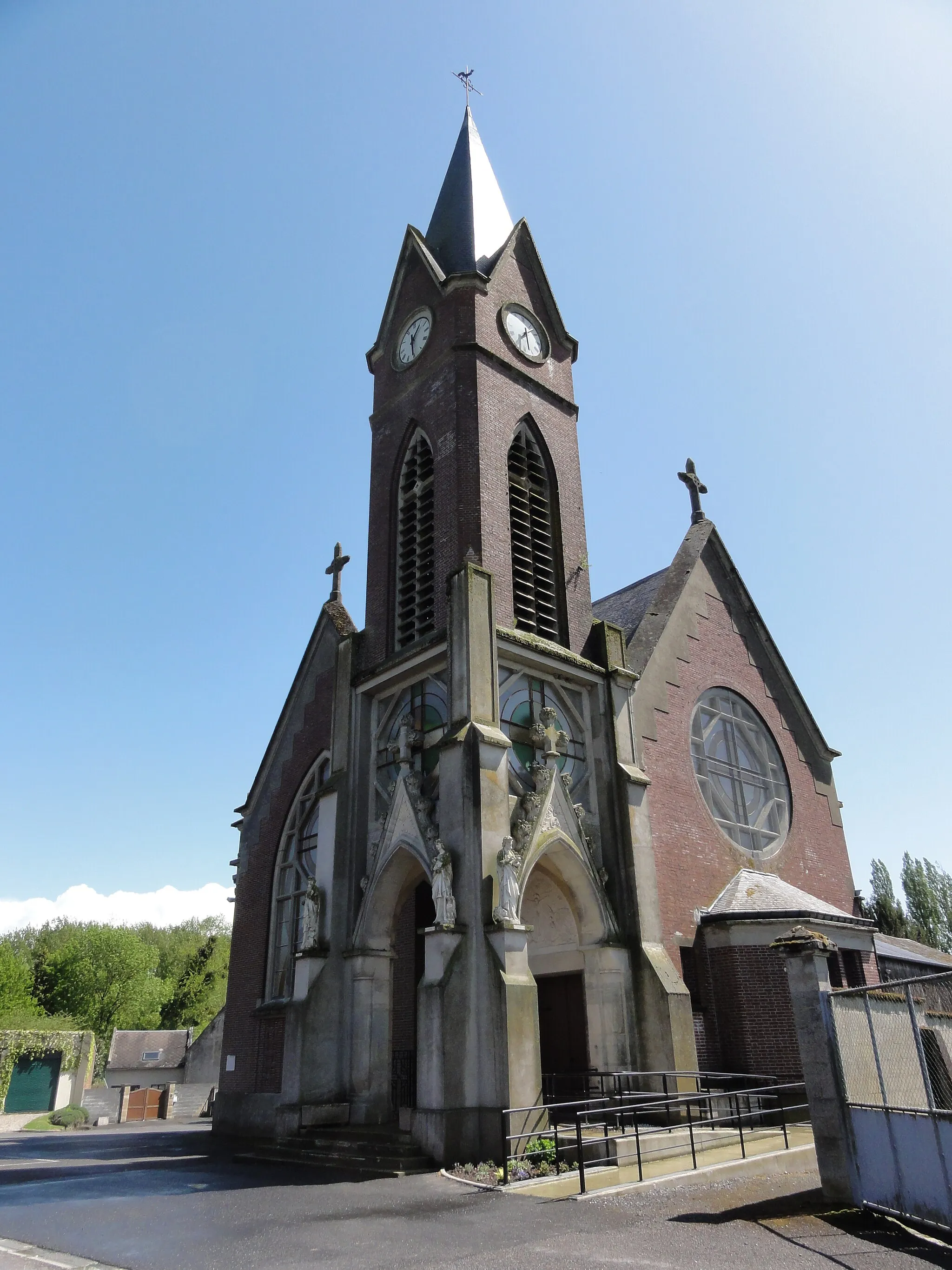 Photo showing: Mézières-sur-Oise (Aisne) église Saint-Pierre et Saint-Paul