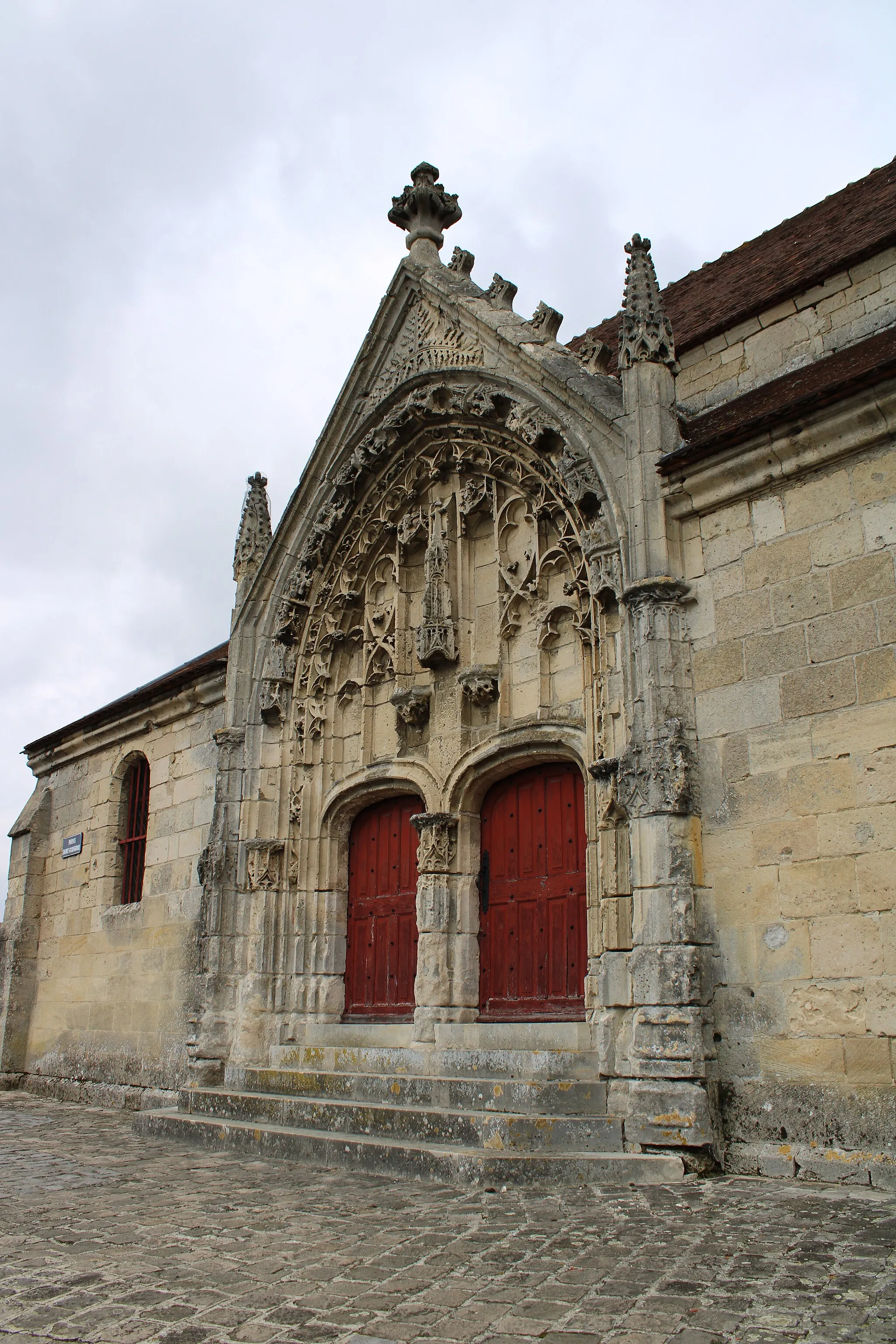 Photo showing: L'église Sainte-Radegonde: le portail.