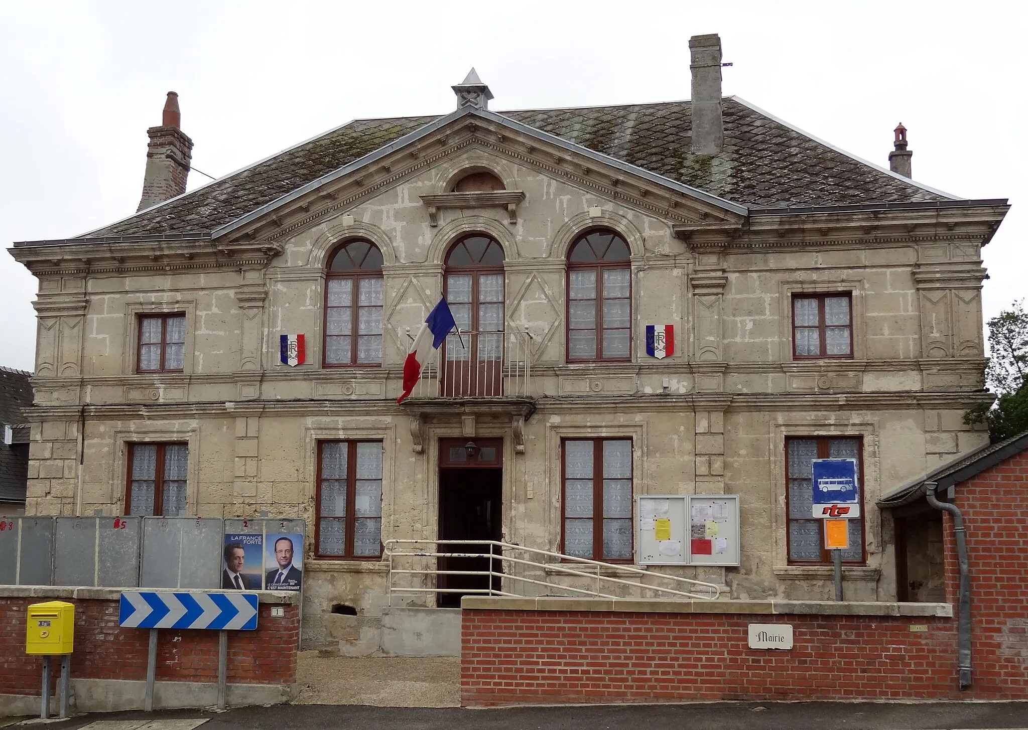 Photo showing: Molinchart town hall (May 6, 2012)