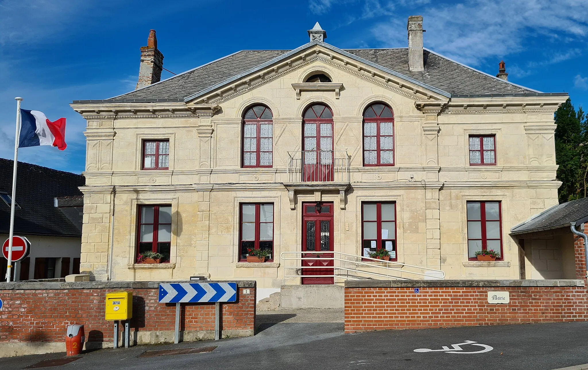 Photo showing: Mairie de Molinchart après la restauration de la façade en 2021