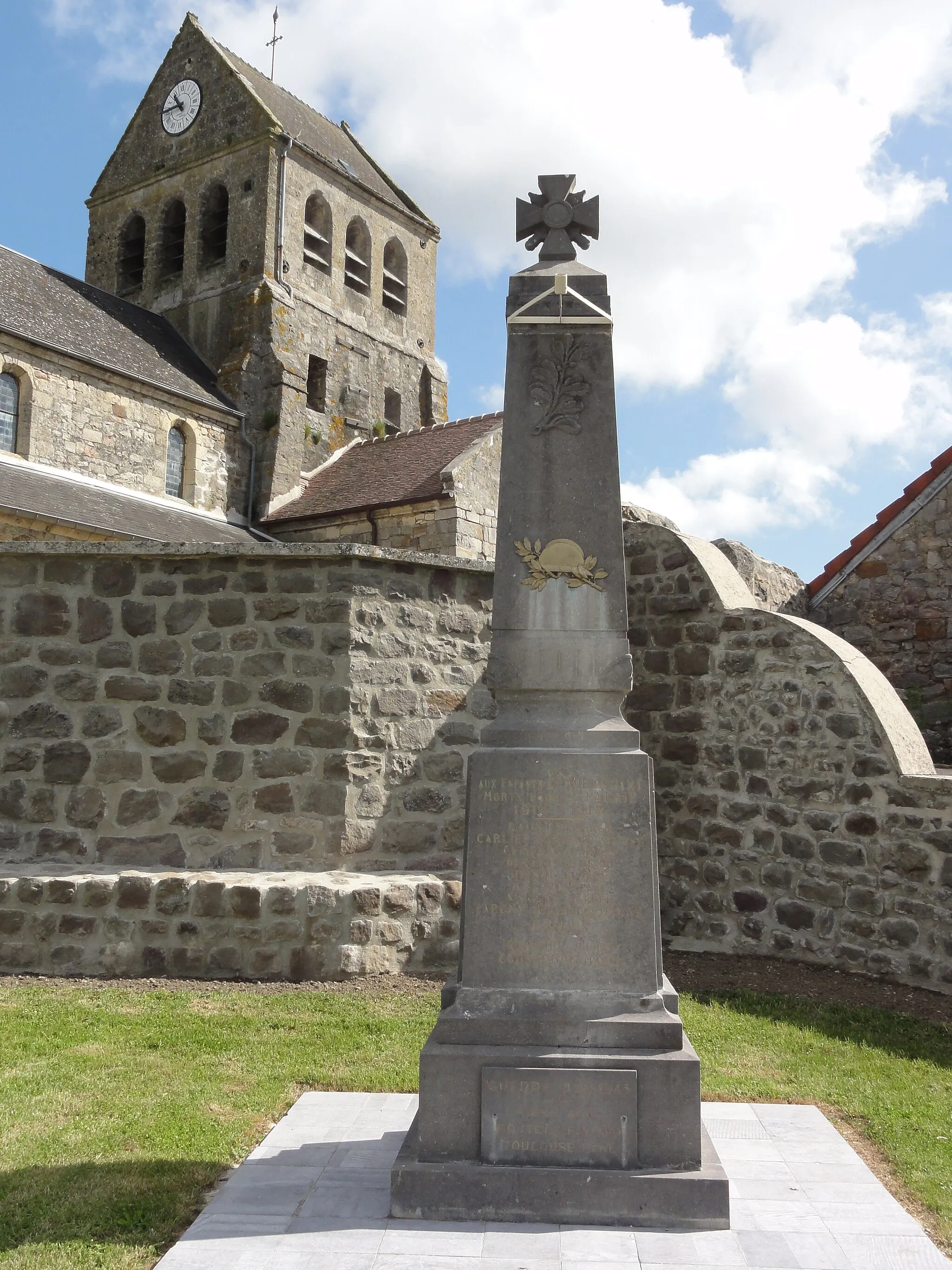 Photo showing: Molinchart (Aisne) monument aux morts et église