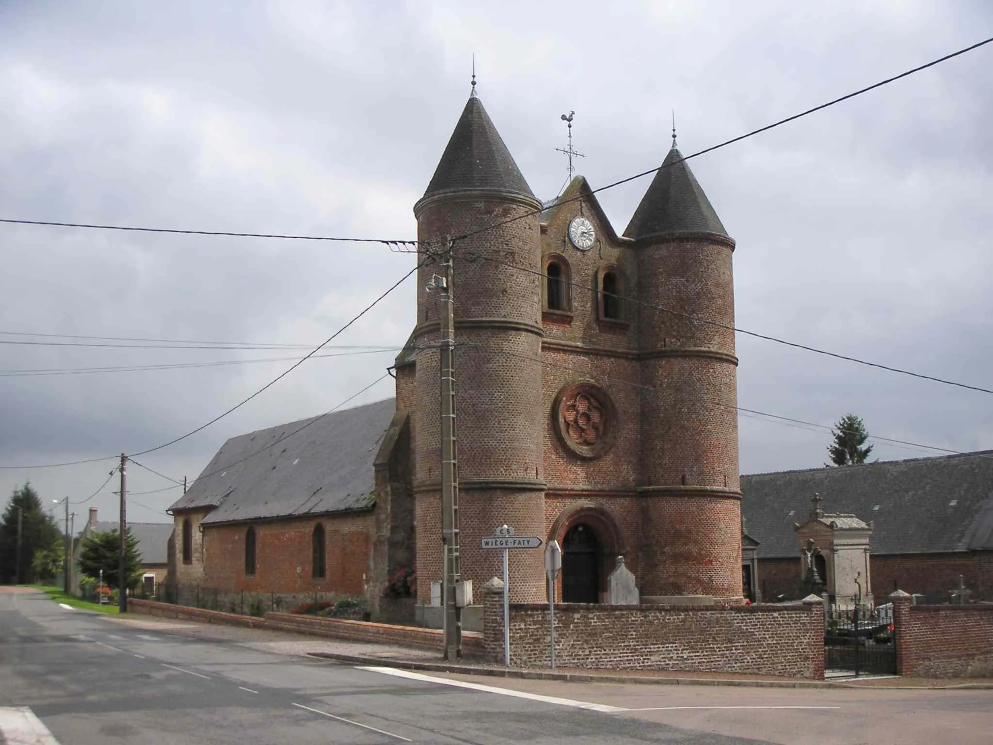 Photo showing: Photo de l'église fortifiée de Monceau sur Oise (Aisne) prise par moi le 01 septembre 2005