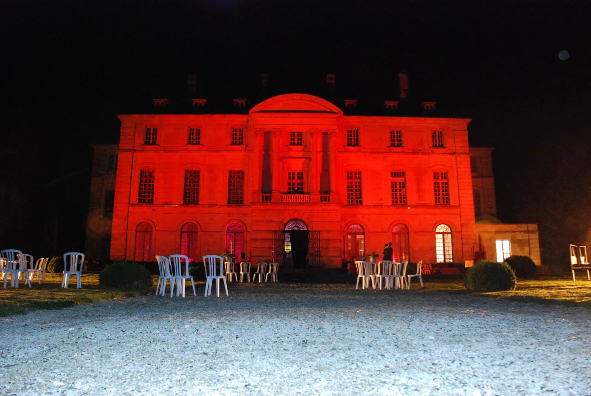 Photo showing: Le château de Montgobert éclairé en rouge lors d'une soirée cet été (2009)