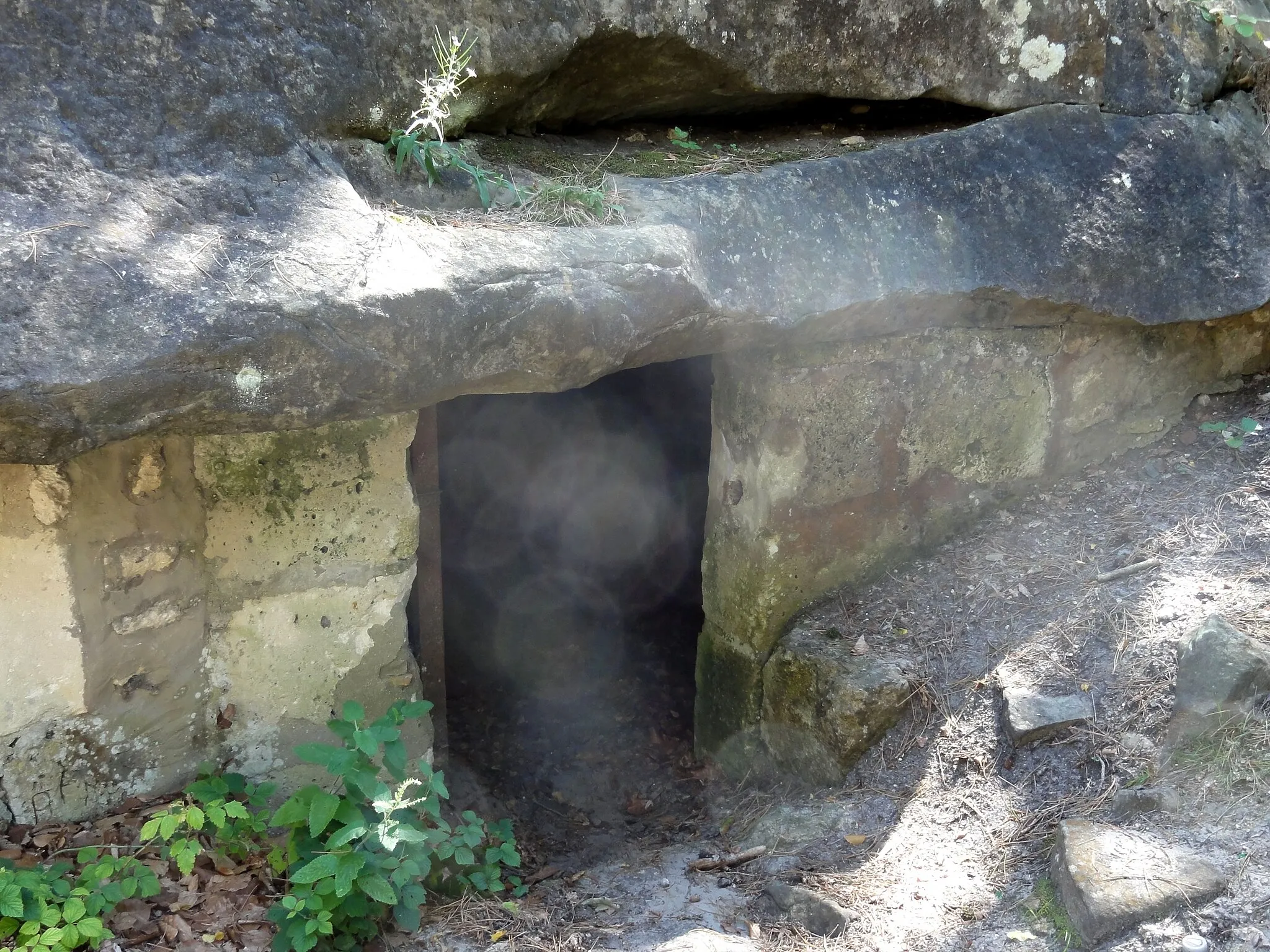Photo showing: La cave du diable, au sud de Vaumoise.