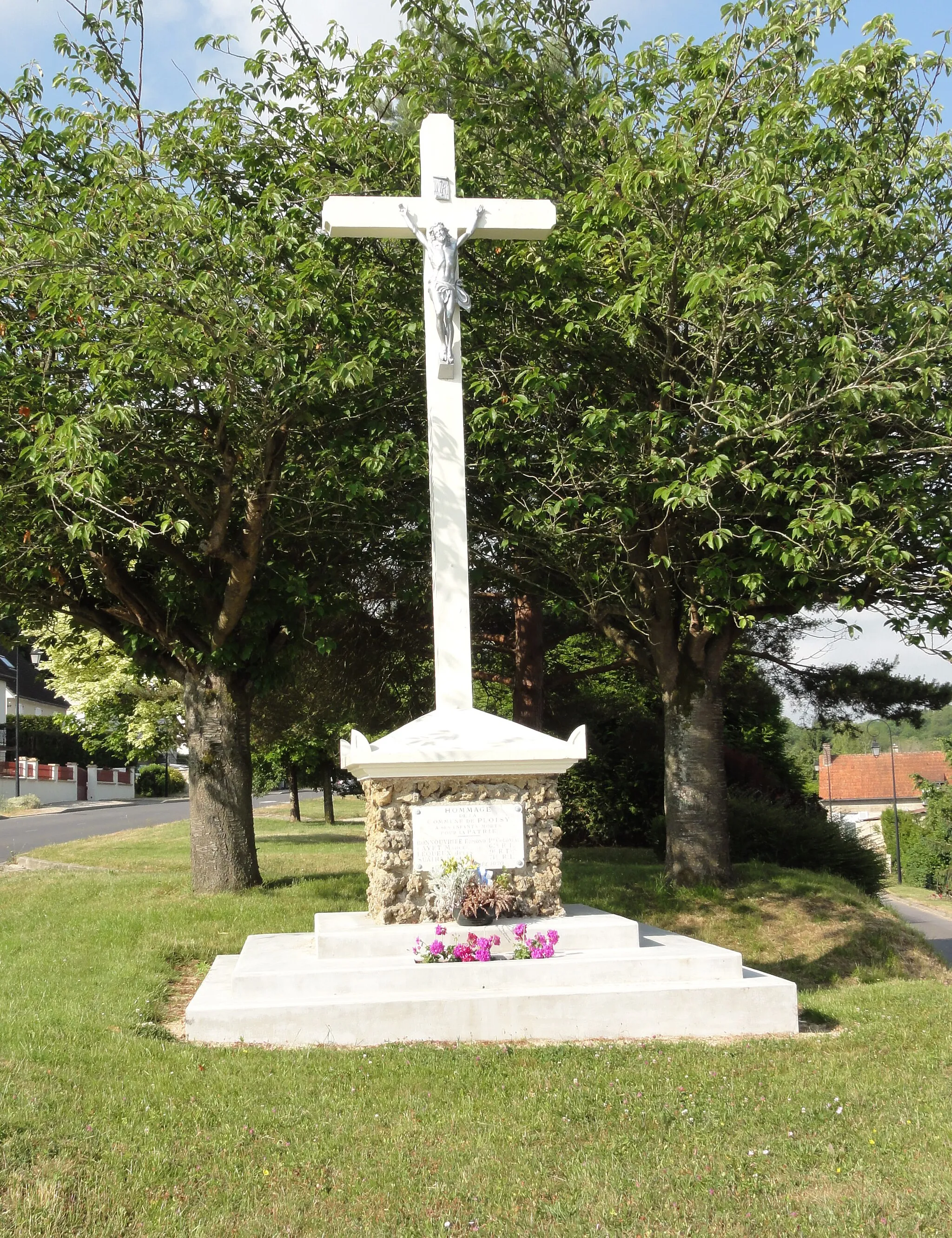 Photo showing: Ploisy (Aisne) monument aux morts avec croix