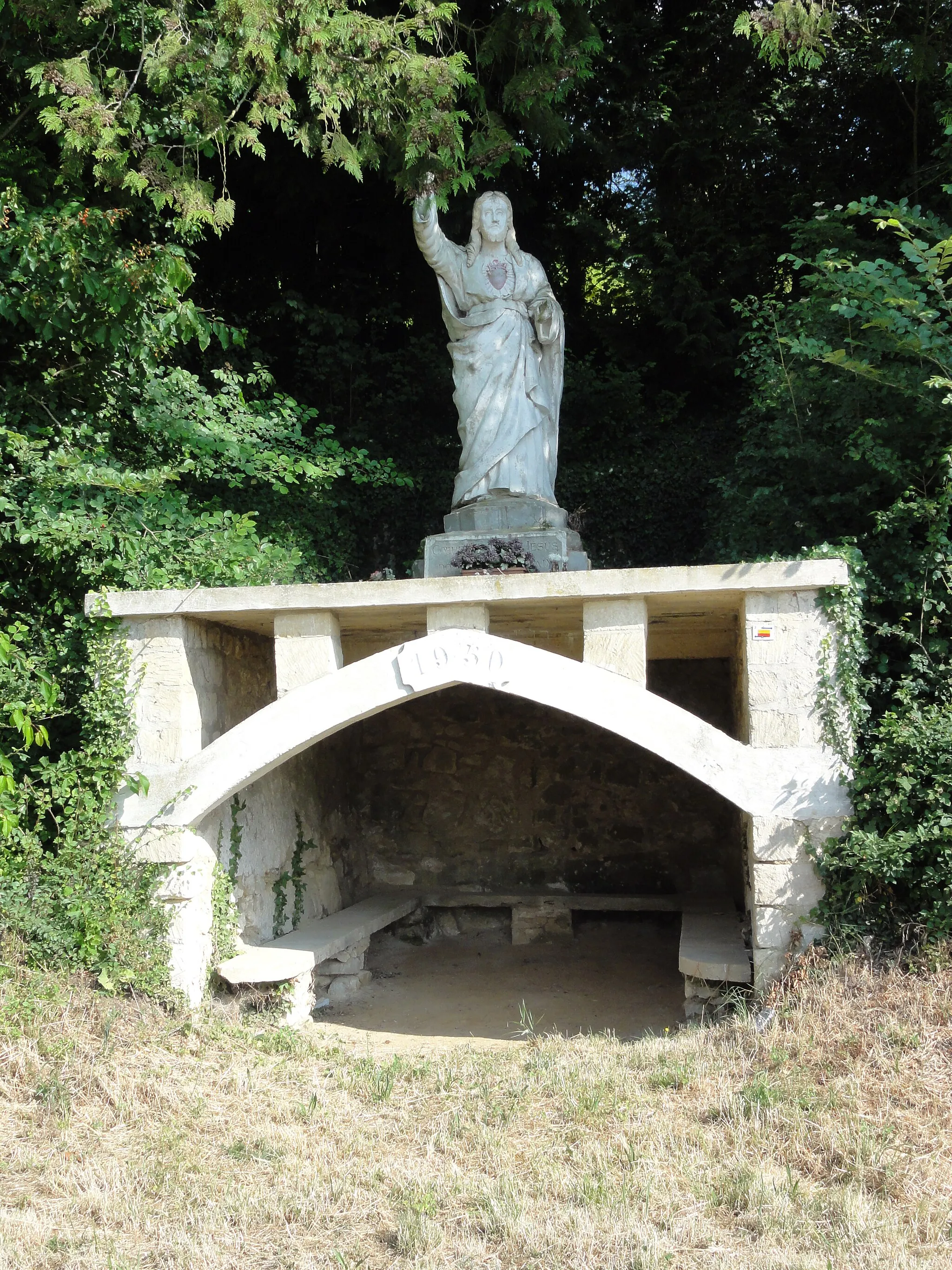 Photo showing: Ploisy (Aisne) statue sacré Coeur sur abri