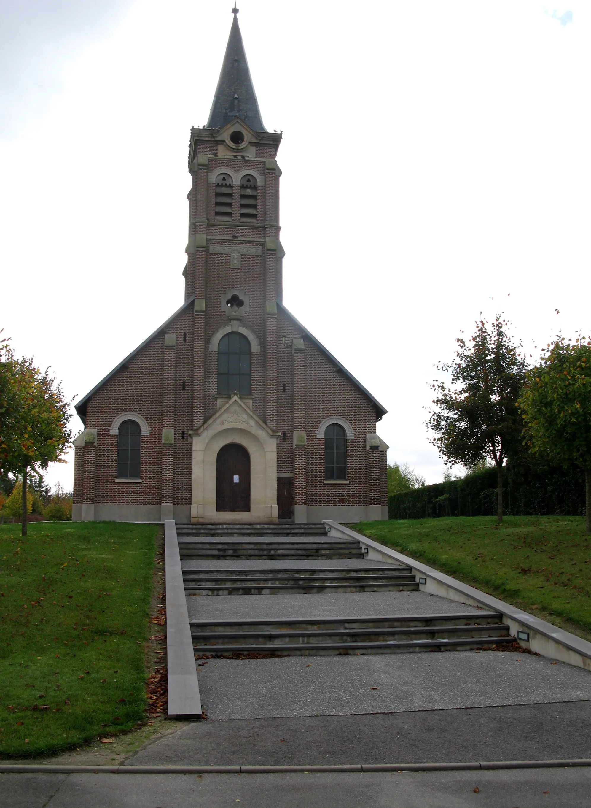 Photo showing: Pontruet (Aisne, France) -
L'église.
L'accès à l'édifice a récemment été réaménagé (4 paliers de 3 marches chacun).
.