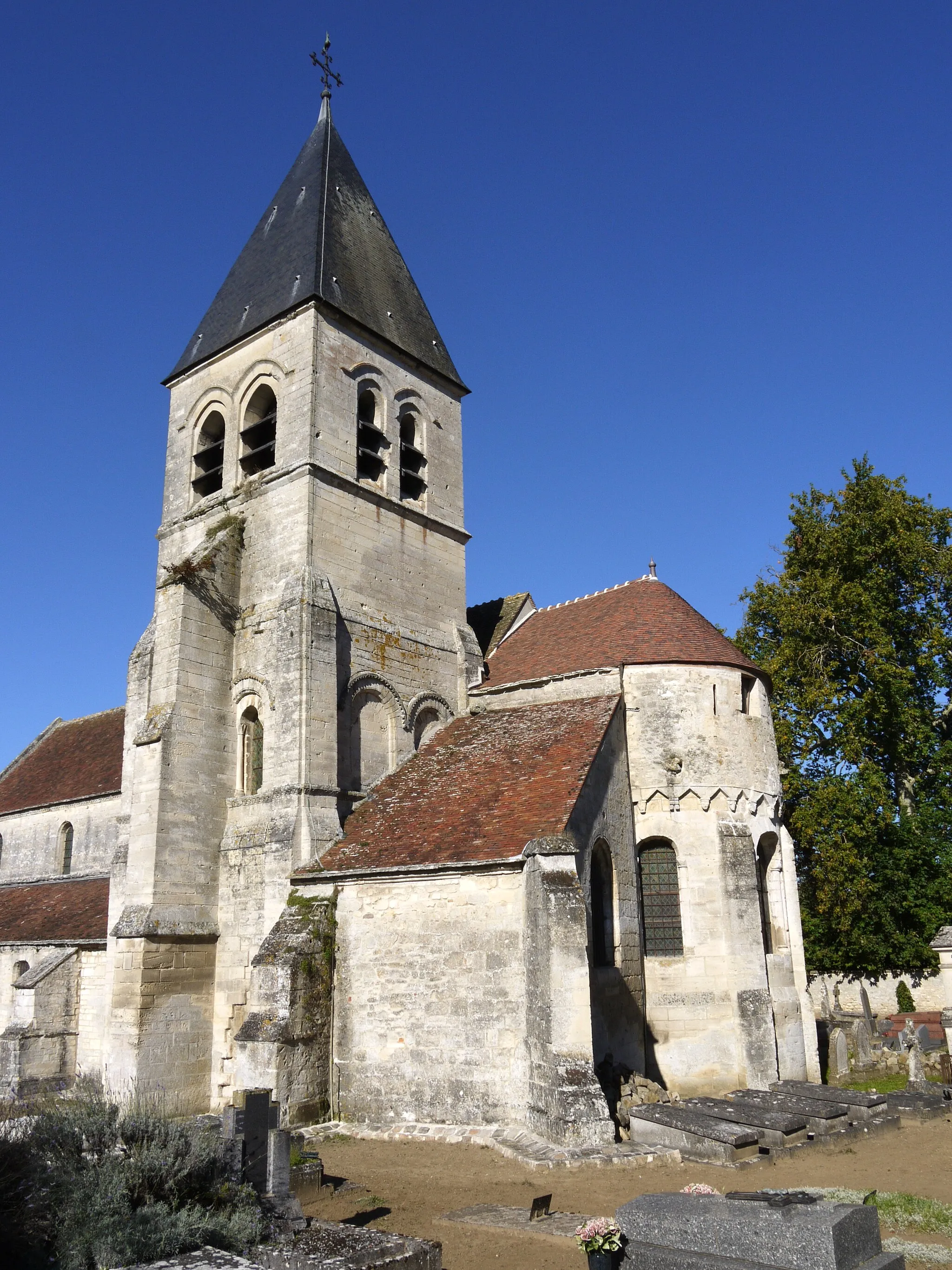 Photo showing: Churuch St Georges in the town of Presles et Thierny, Aisne, France