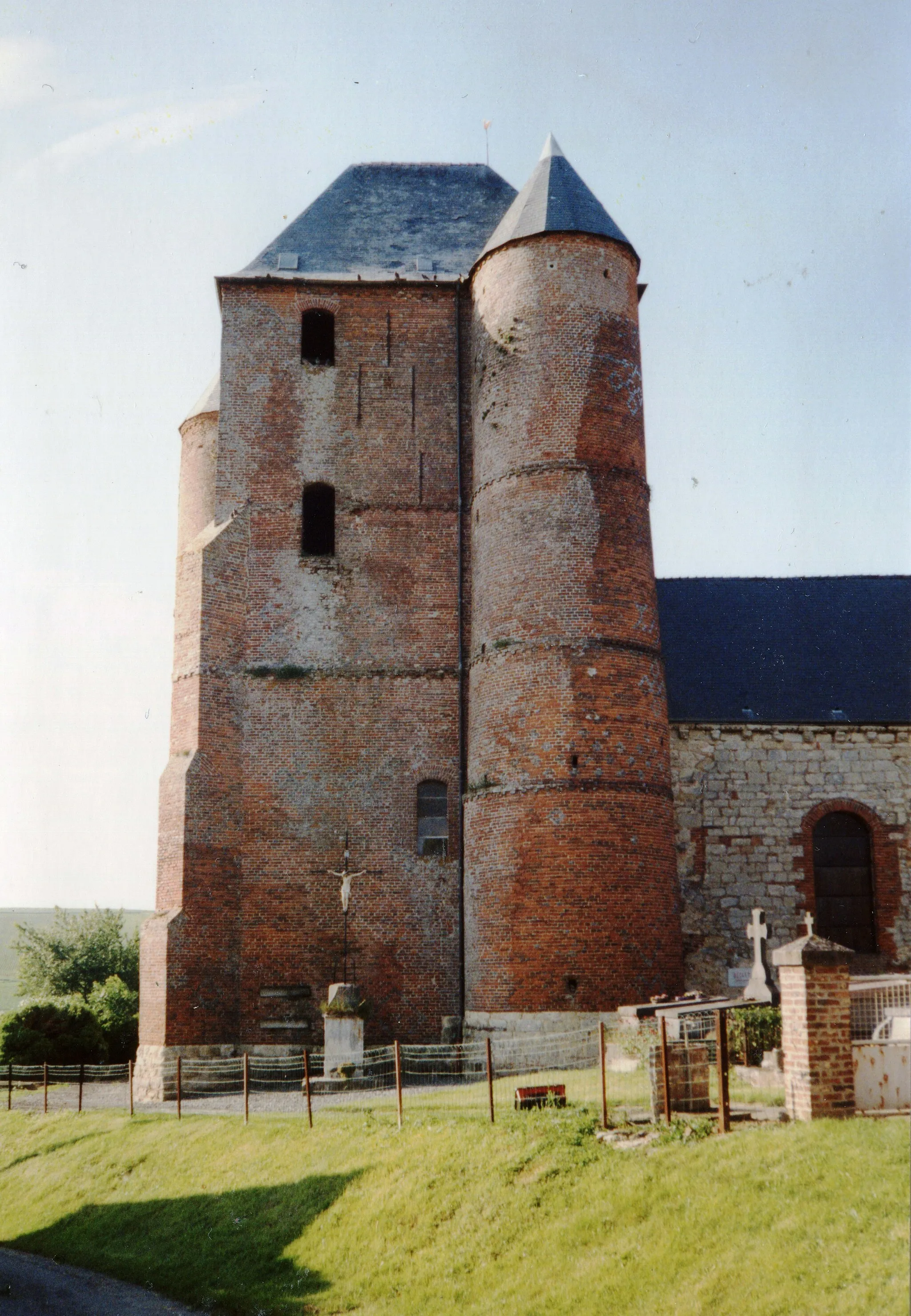 Photo showing: Église Saint-Médard de Prisces en 1991