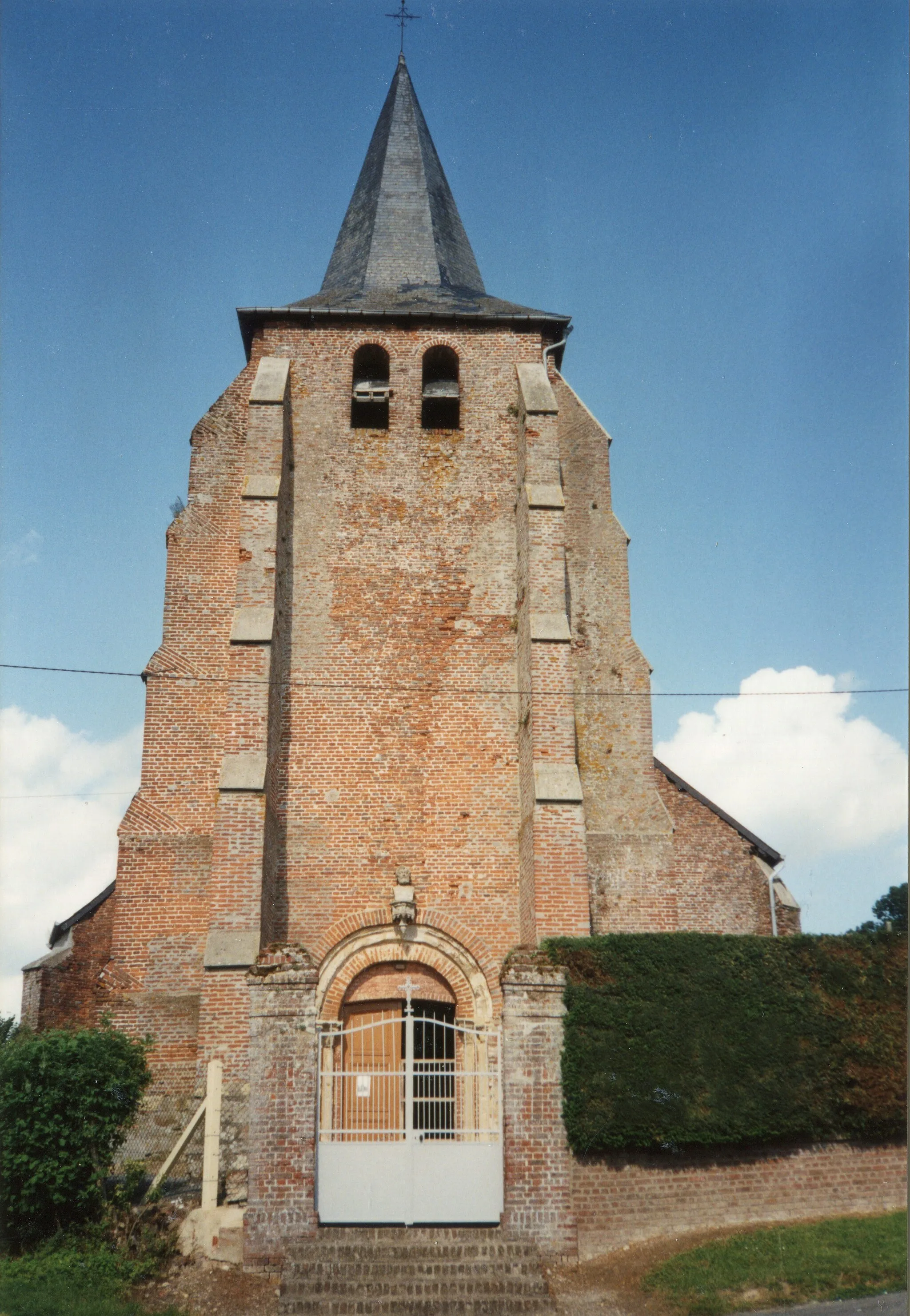 Photo showing: Église Saint-Pierre de Saint-Pierre-lès-Franqueville en 1991