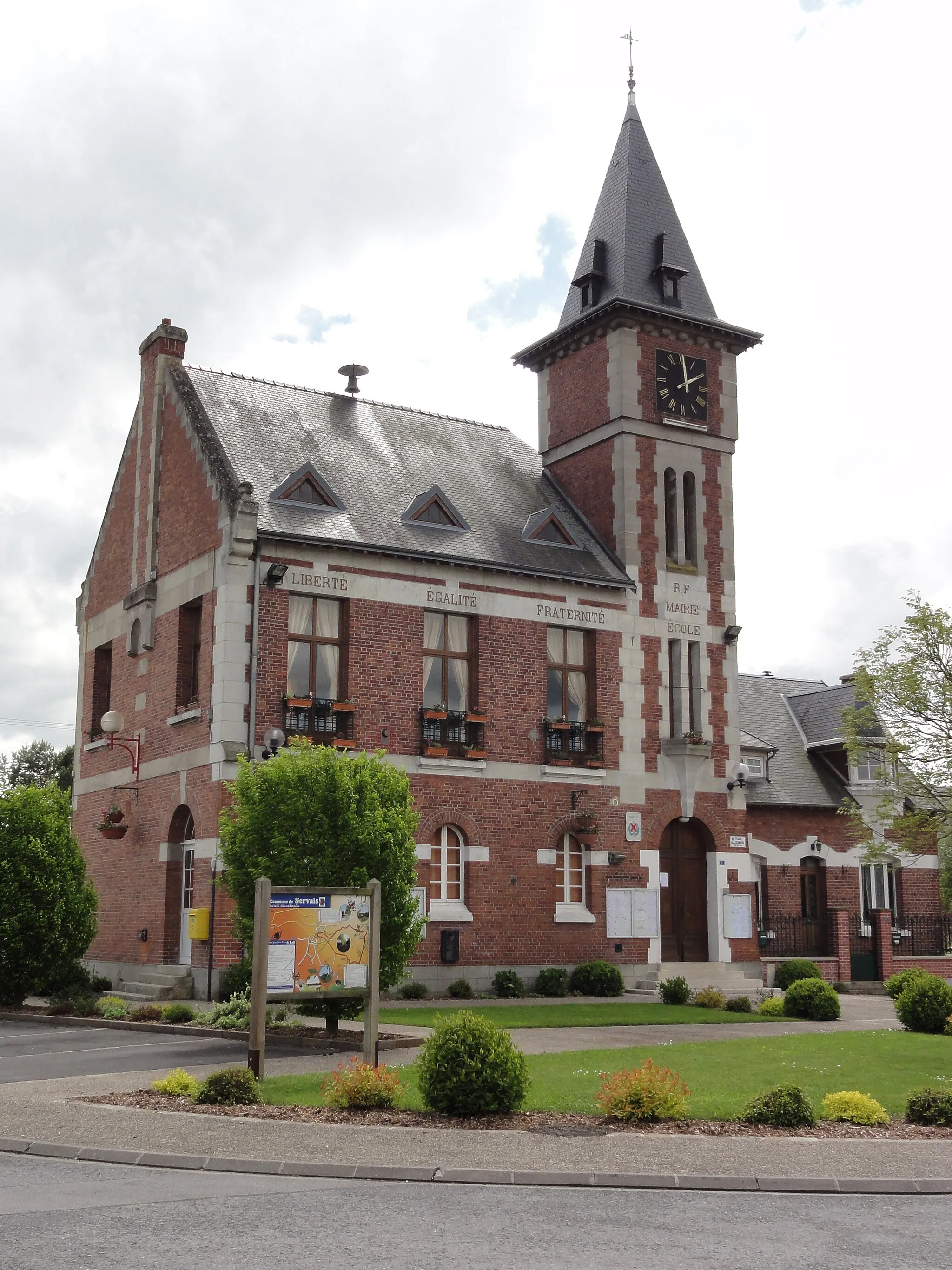 Photo showing: Servais (Aisne) mairie