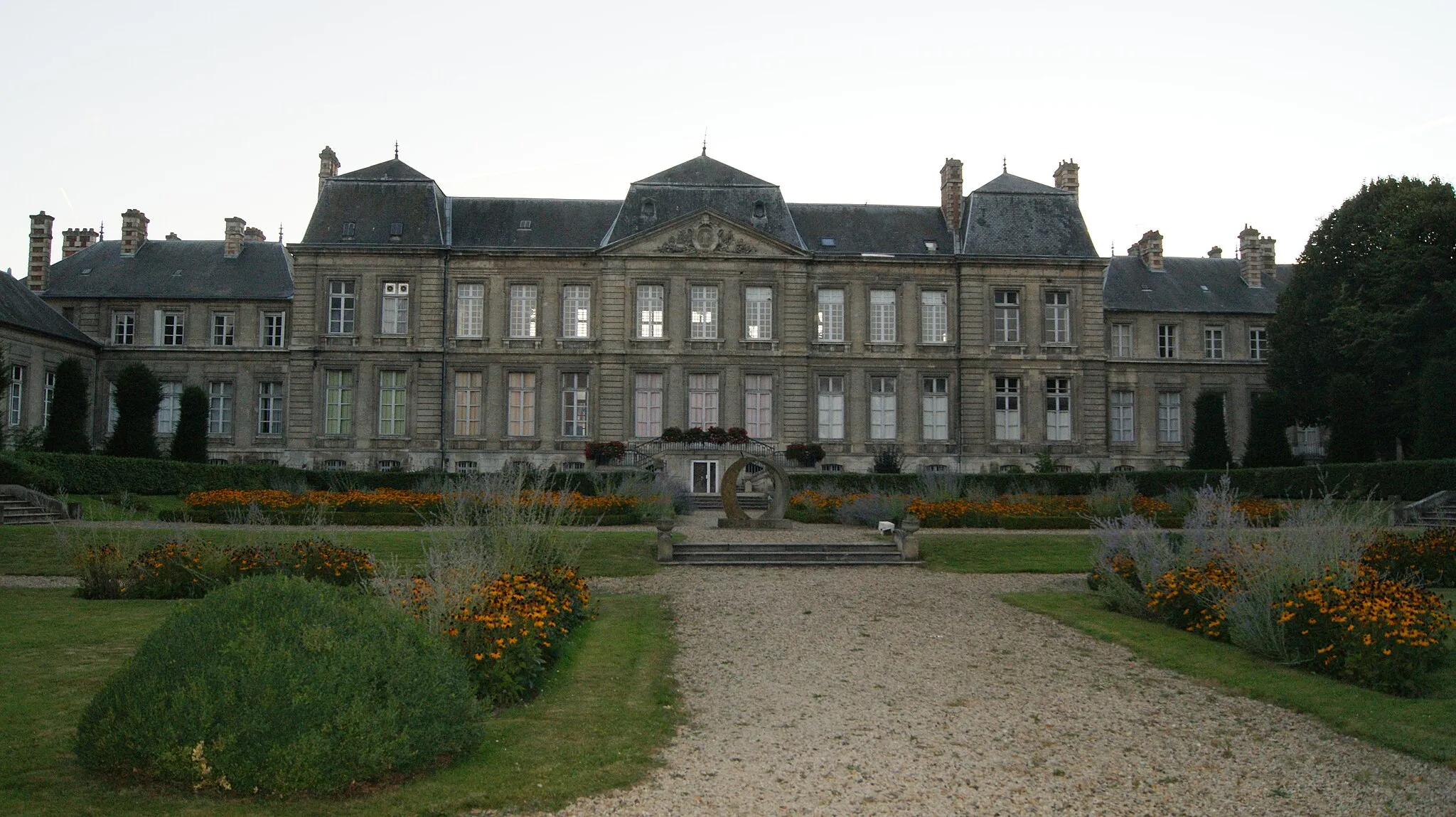 Photo showing: This building is inscrit au titre des monuments historiques de la France. It is indexed in the base Mérimée, a database of architectural heritage maintained by the French Ministry of Culture, under the reference PA02000064 .