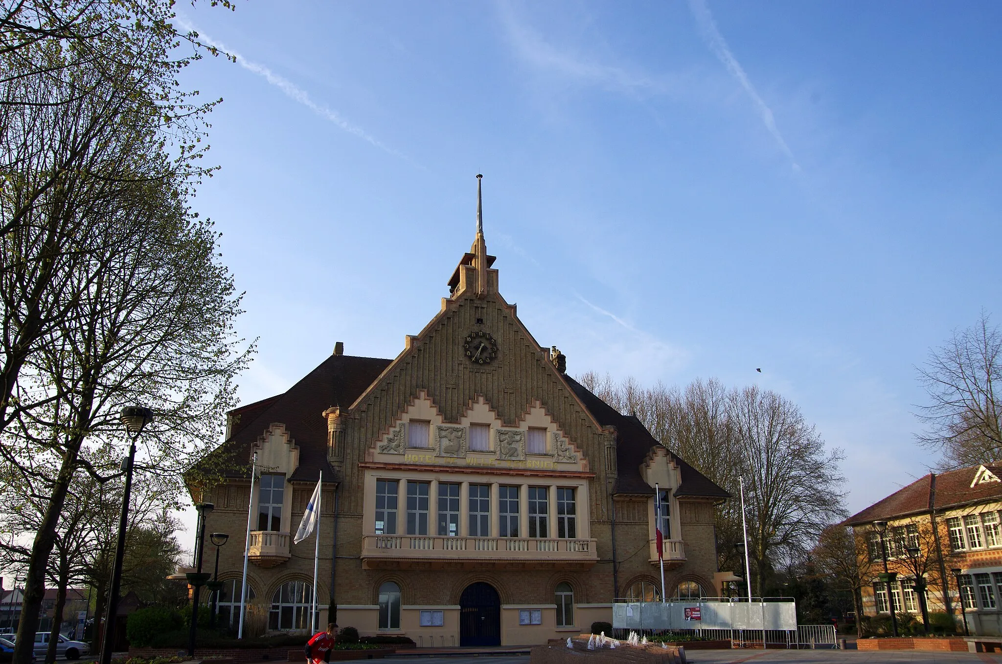 Photo showing: Tergnier (Aisne, France) -
L'hôtel-de-ville (Place Paul Doumer).
Ce bâtiment public ne doit pas être confondu avec les mairies annexes de Fargniers, de Quessy et de Vouël.
.